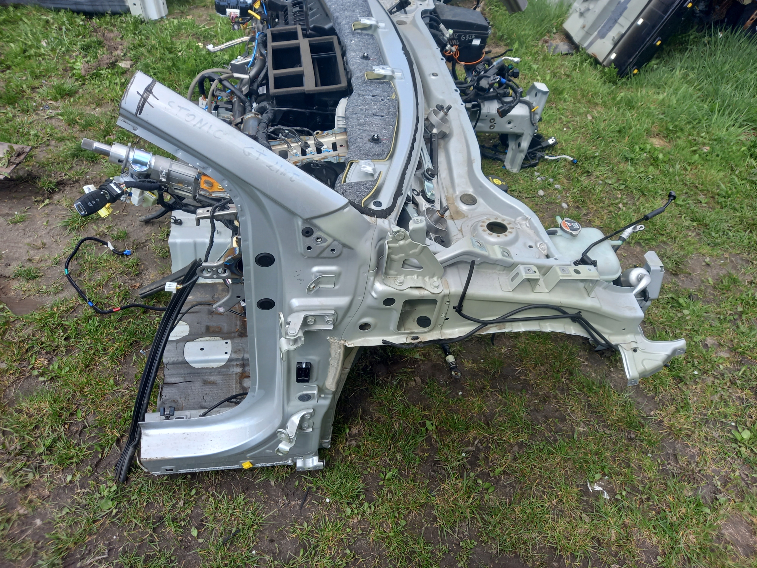 KIA STONIC gt чверть передня передня ліва права