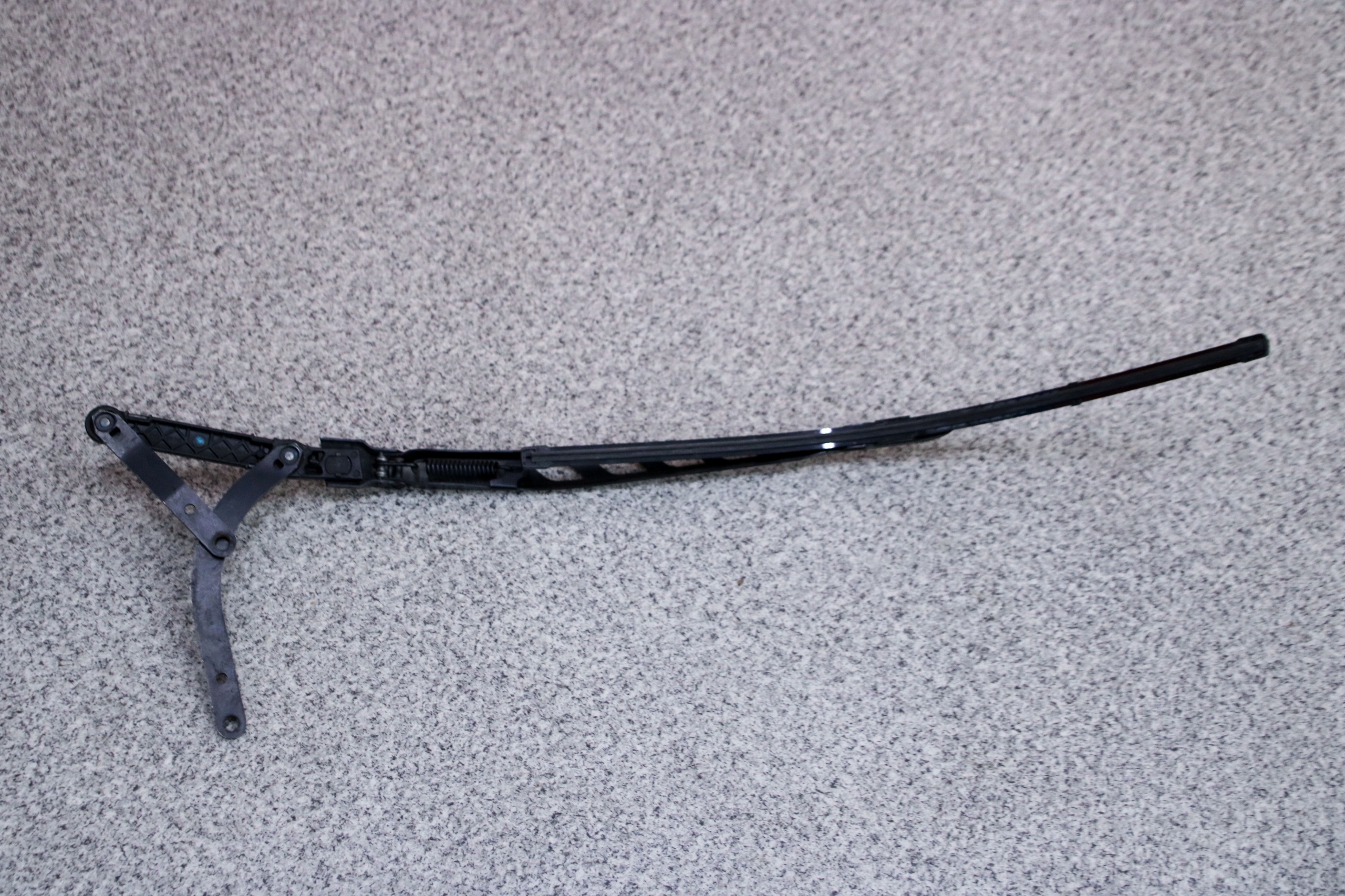 BMW E60 E61 ramínko stěrače pravý předek 7144540