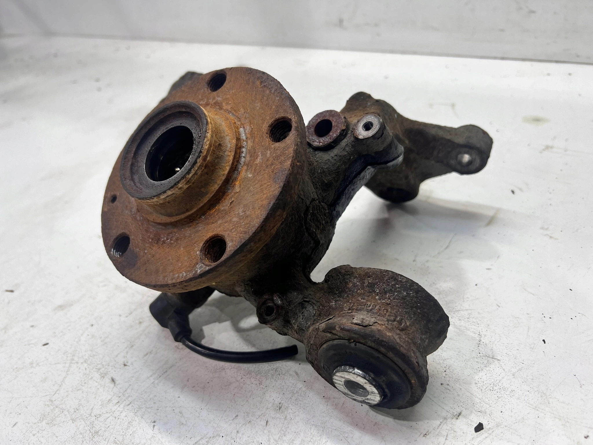 otoč čepu levý záď AUDI A4 B7 8E0505431AL