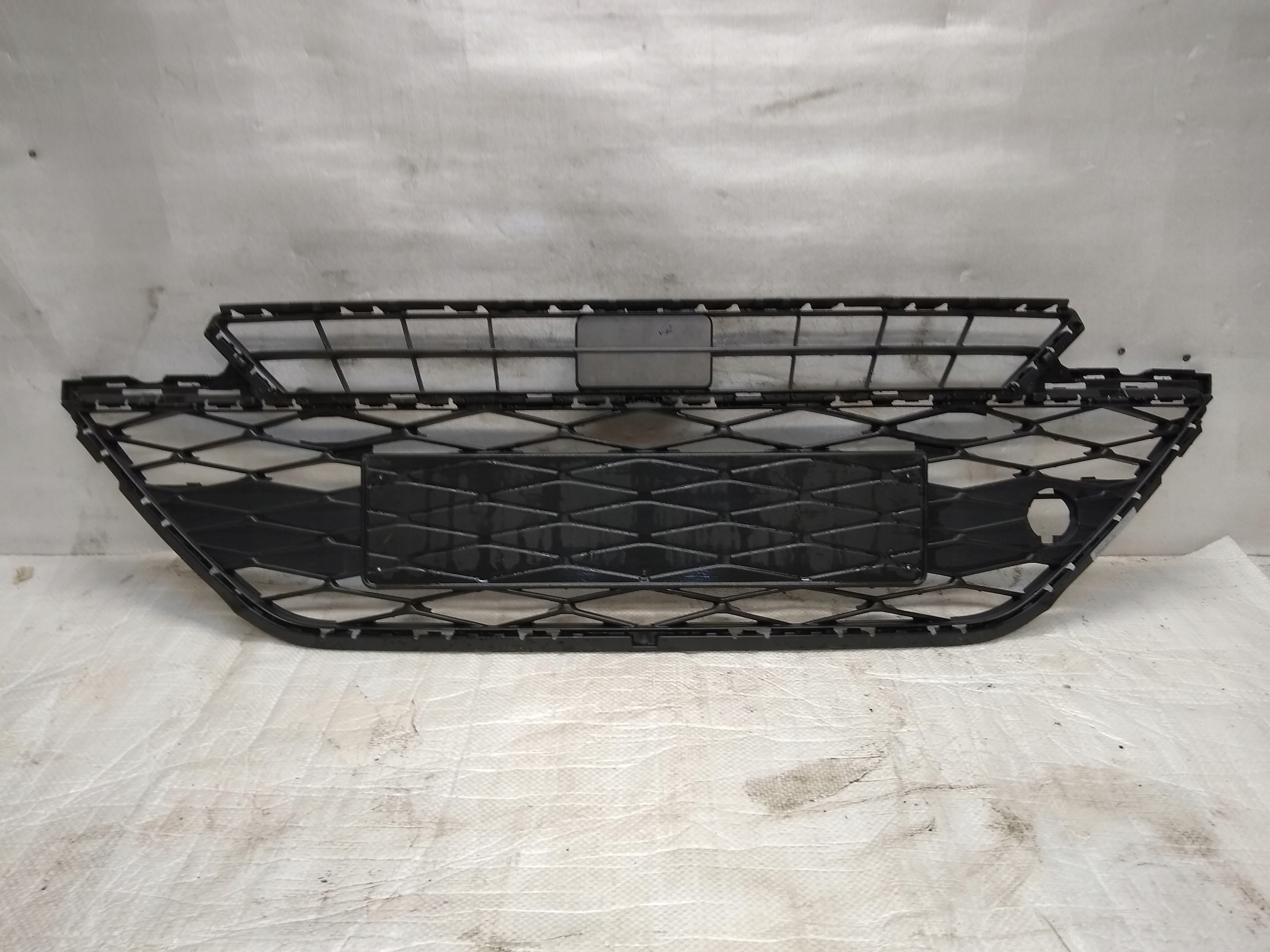 KRATKA ŚRODKOWA ZDERZAKA PRZEDNIEGO SEAT ATECA LIFT