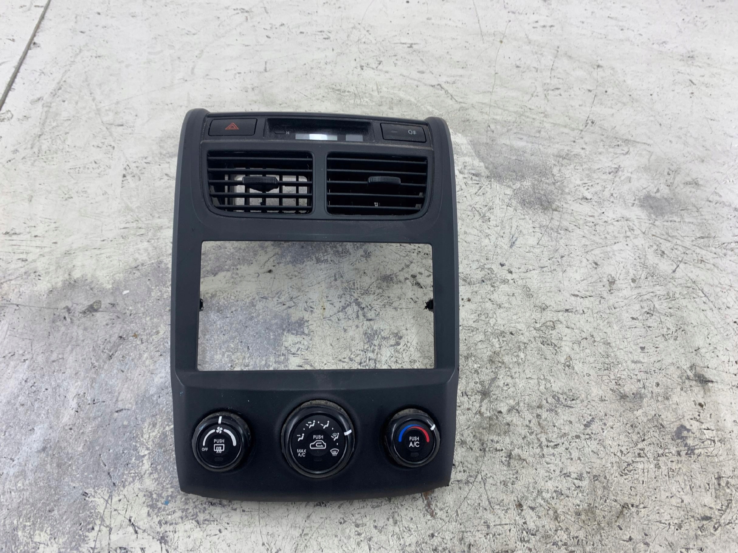 KIA SPORTAGE II Console Moyen Bouche aération tableau bord Unite commande clima