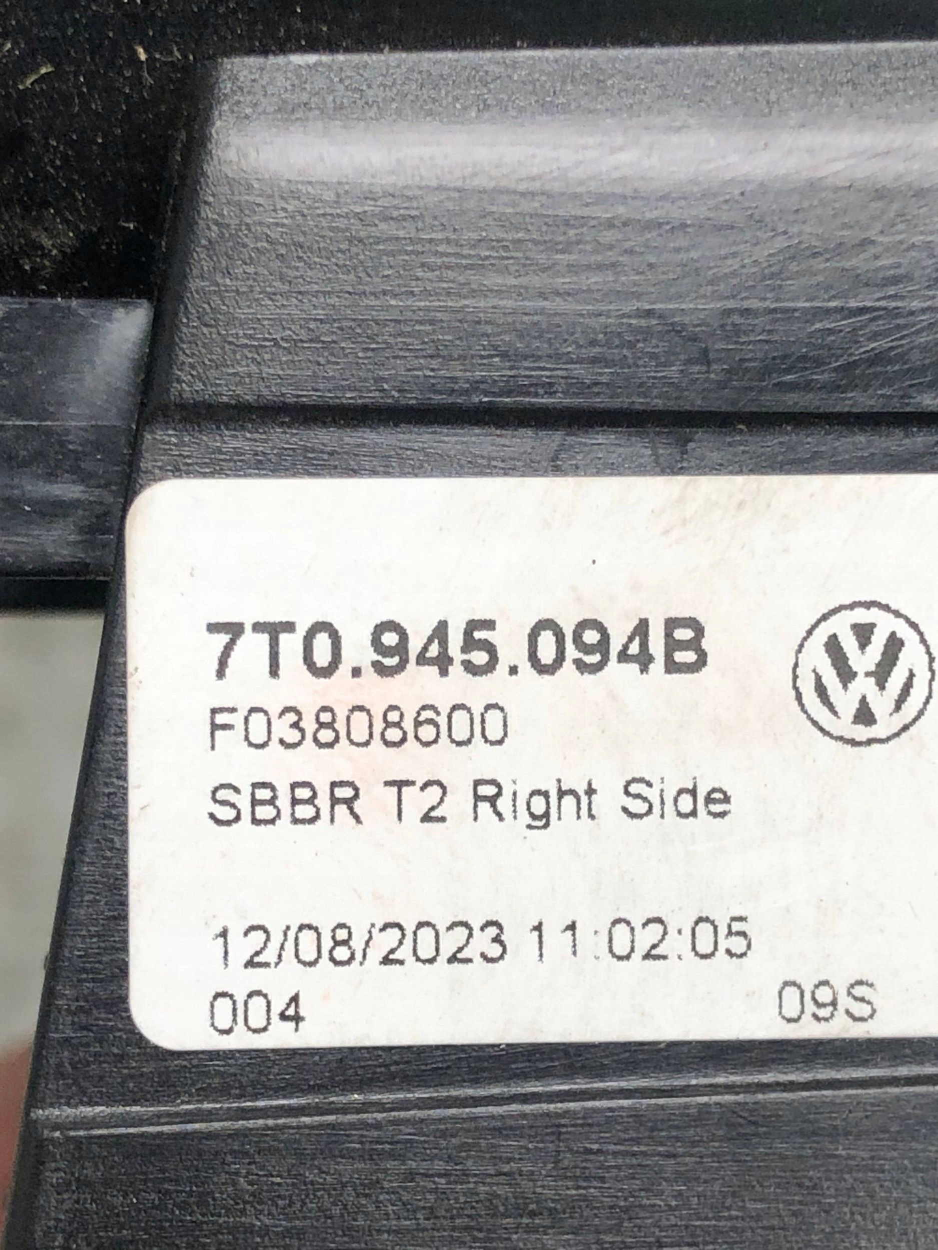 light LED right rear part to the bonnet VW T7 7T0945094B