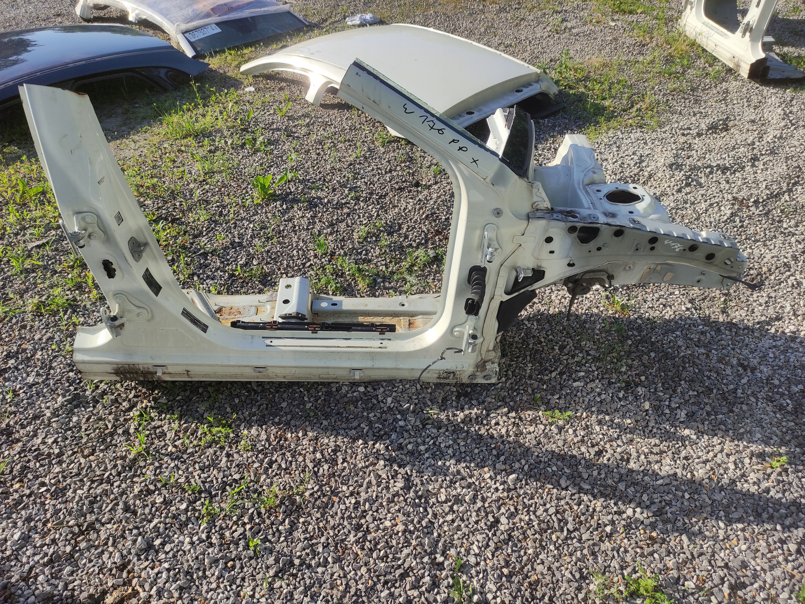 MERCEDES W176 ĆWIARTKA PRAWA PRZEDNIA SŁUPEK PRÓG