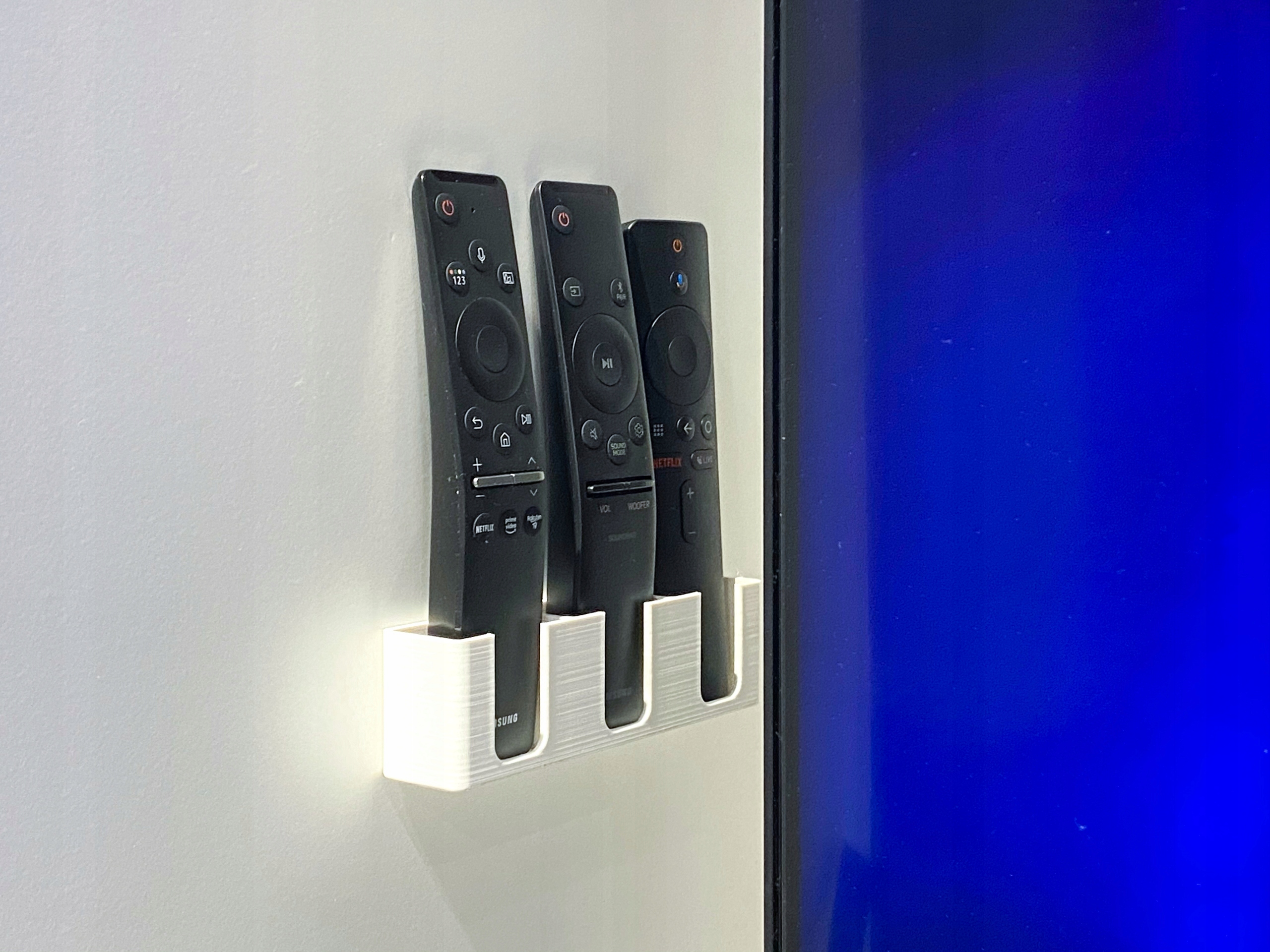 WIESZAK UCHWYT NA PILOTA BEZ WIERCENIA POTRÓJNY Model remote-white-three