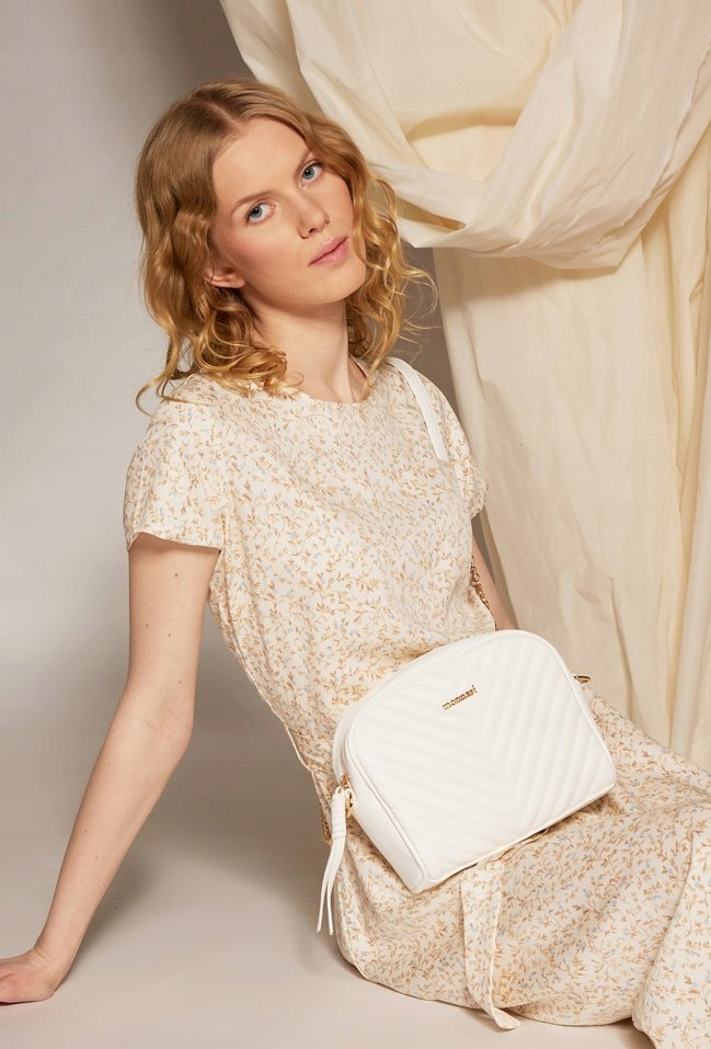 Torebka MONNARI Listonoszka CHANELKA PIKOWANA BIAŁA Marka Monnari