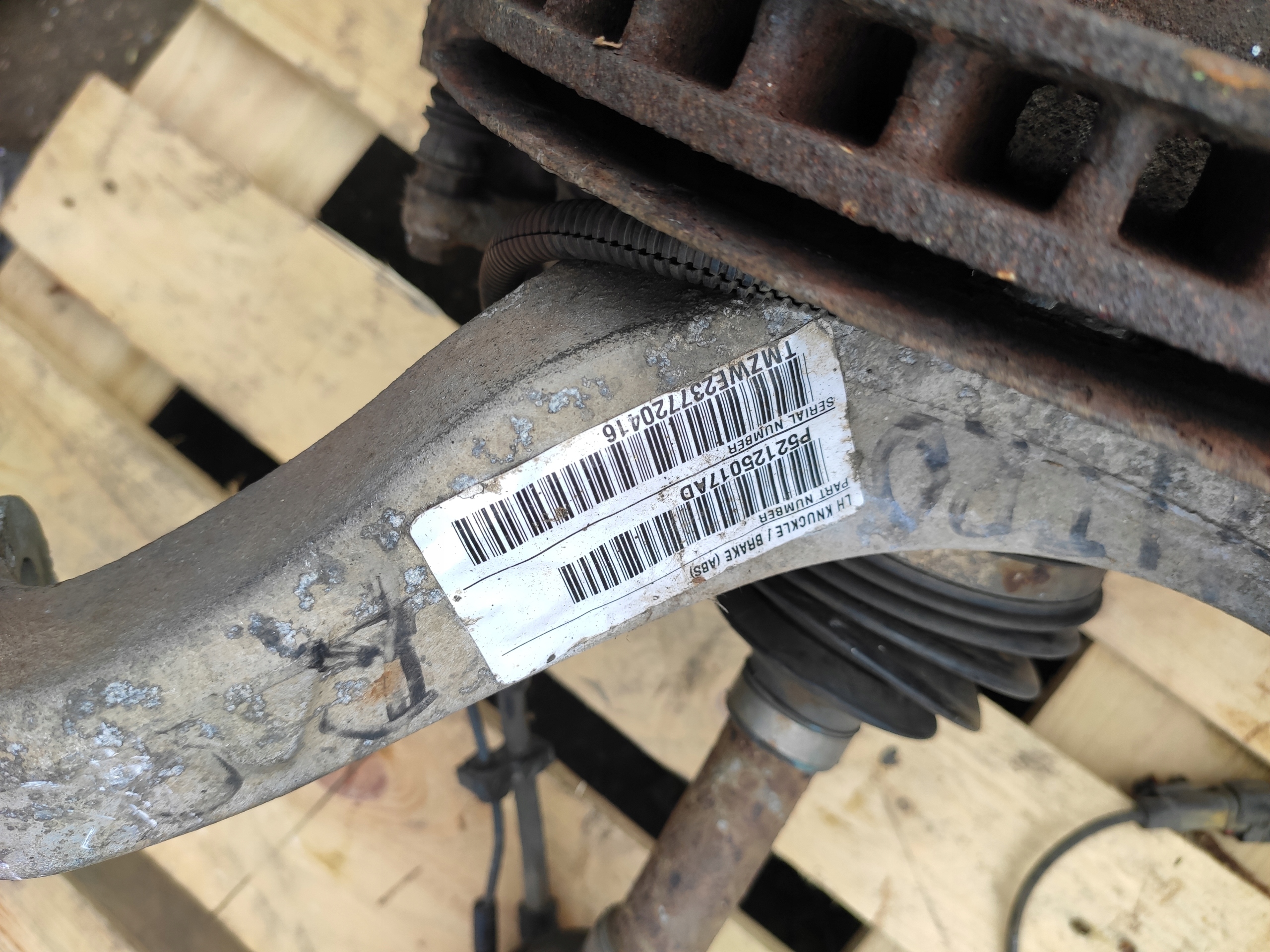 CHEROKEE LIBERTY KK 2.8 07-12r. поворотный кулак, цапфа полуось диск суппорт перед