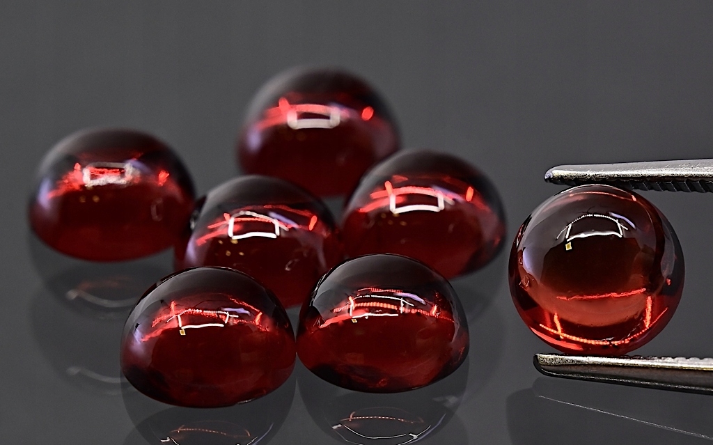 Granátové jablko Almandyn Aaa kulatý kabošon fi 8 mm