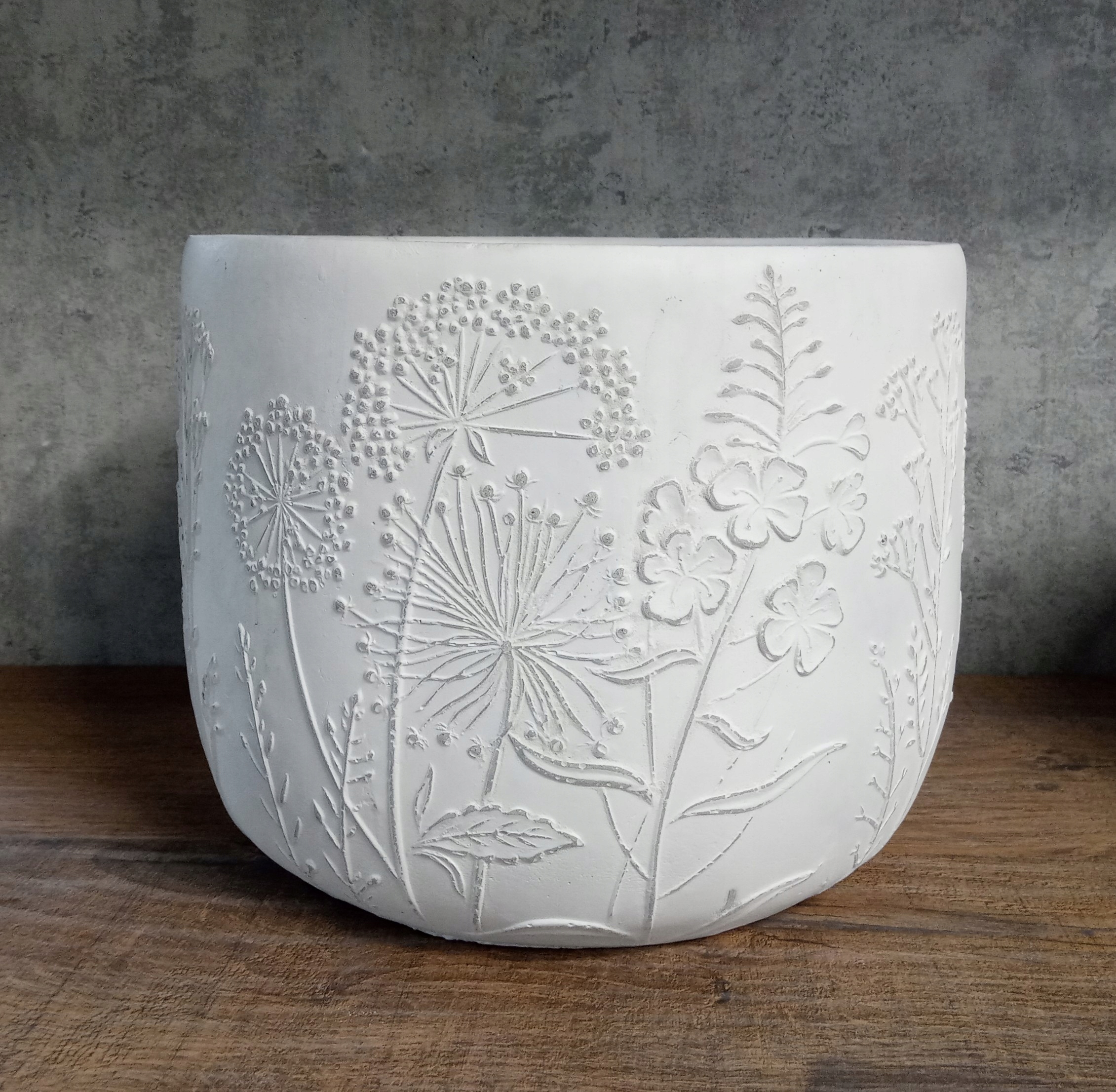 

Doniczka-oslonka H 17,5cm.Polne kwiaty.Biało/szara