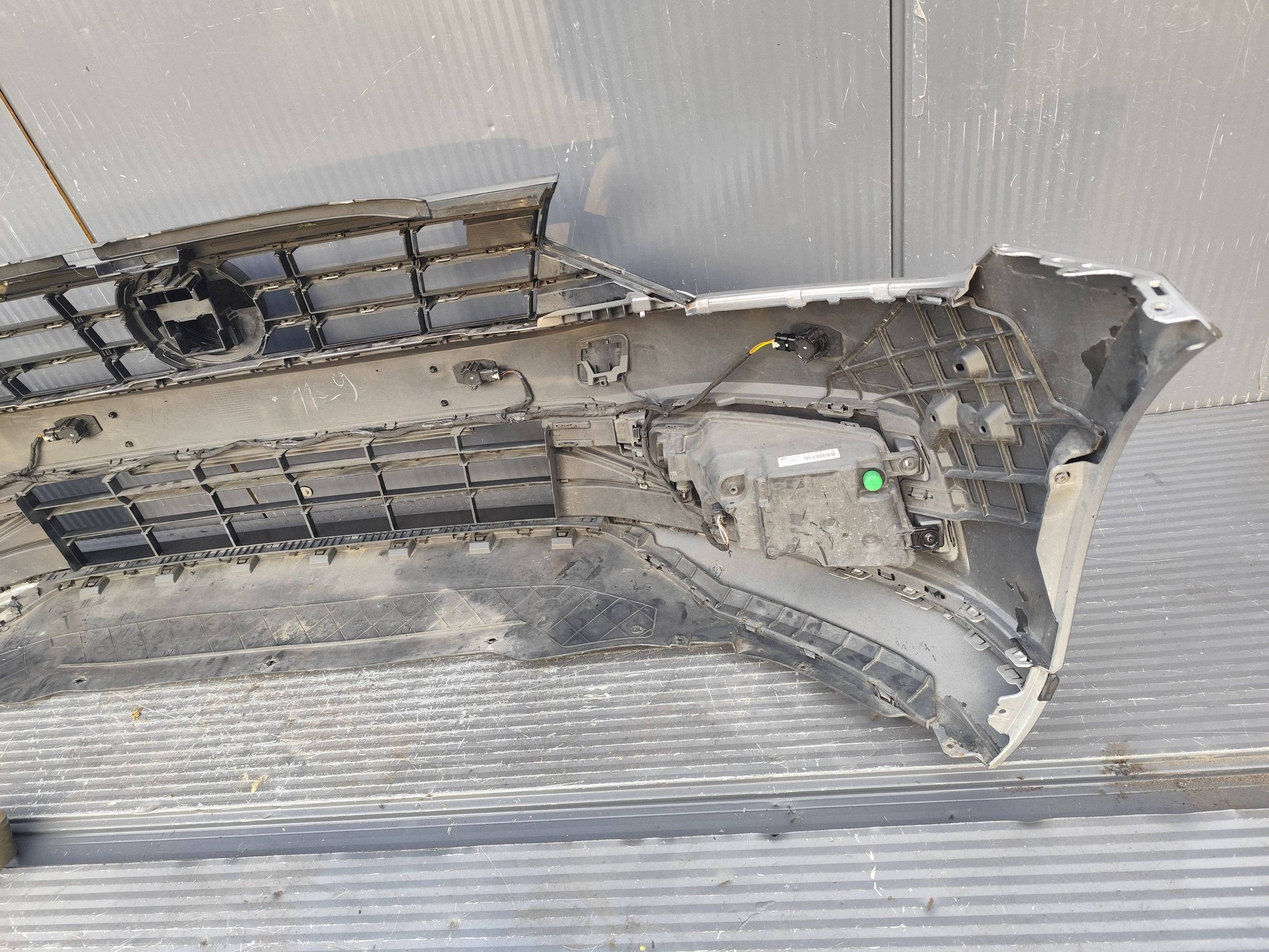 VW PASSAT B8 LIFT lökhárító elülső 4xPDC teljes bontott