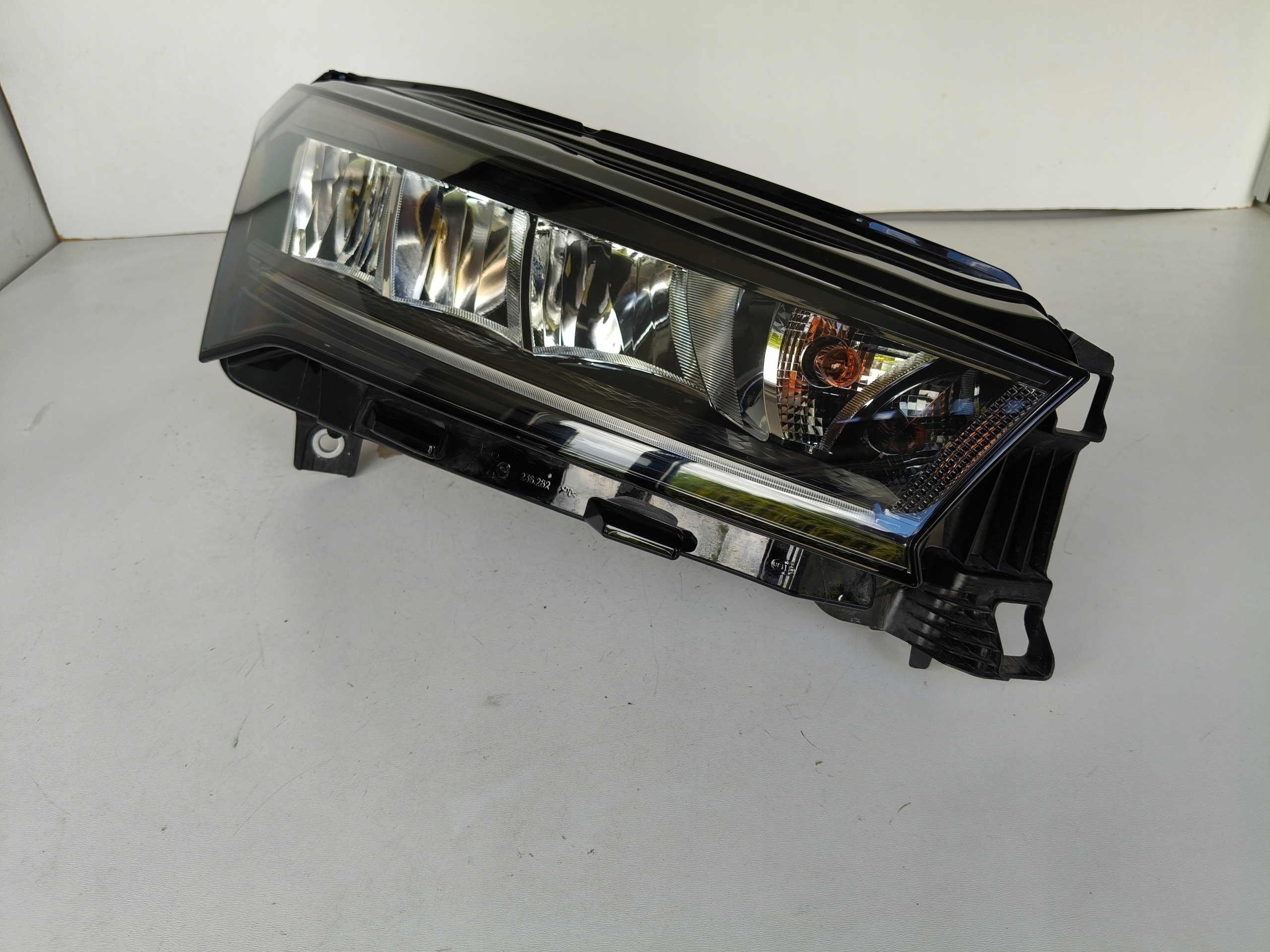 light right REFLEKTOR SKODA ENYAQ 5LG 21- LED
