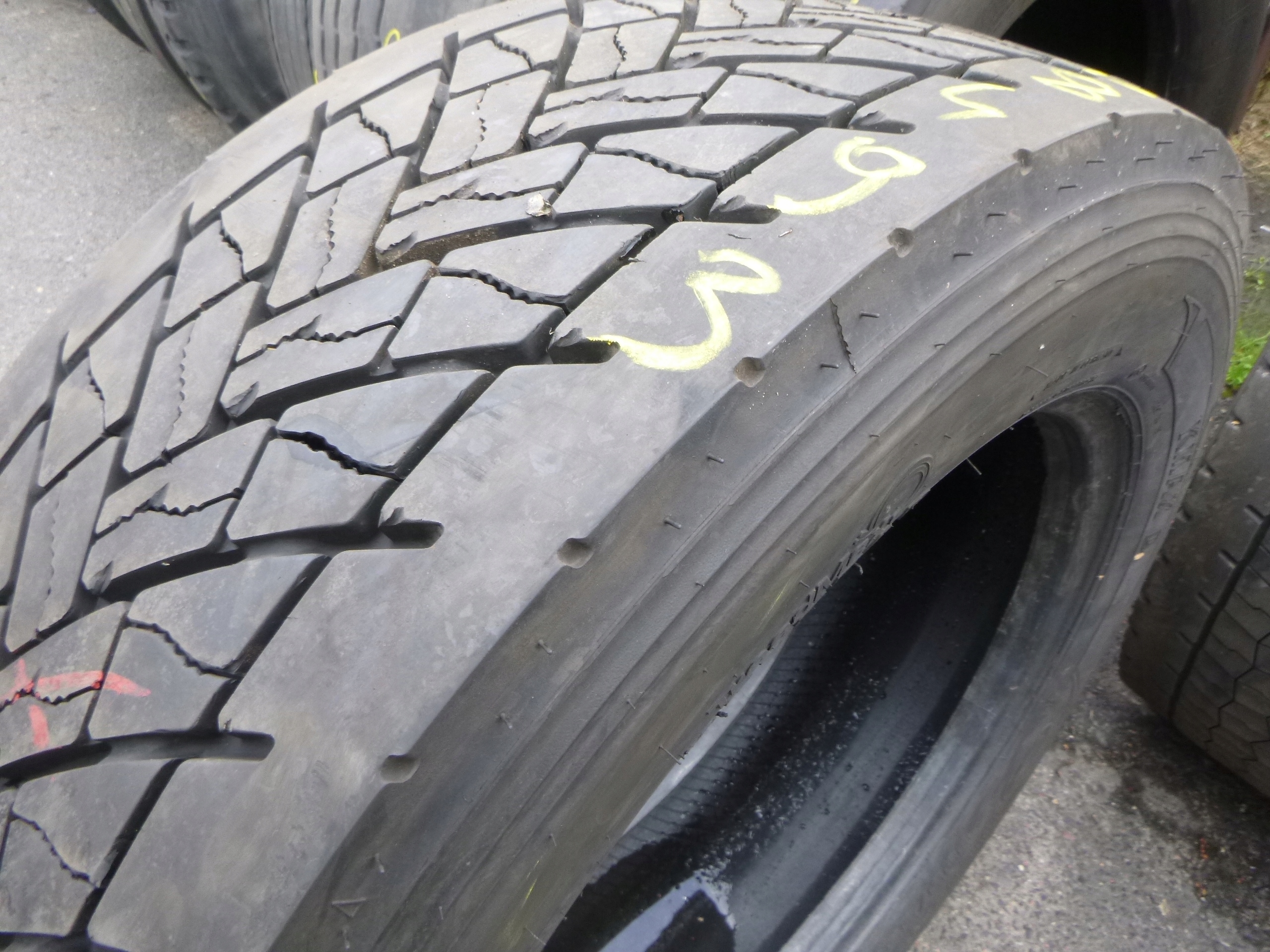 295 / 55R22. 5 Goodyear KMAX D приводной грузовик