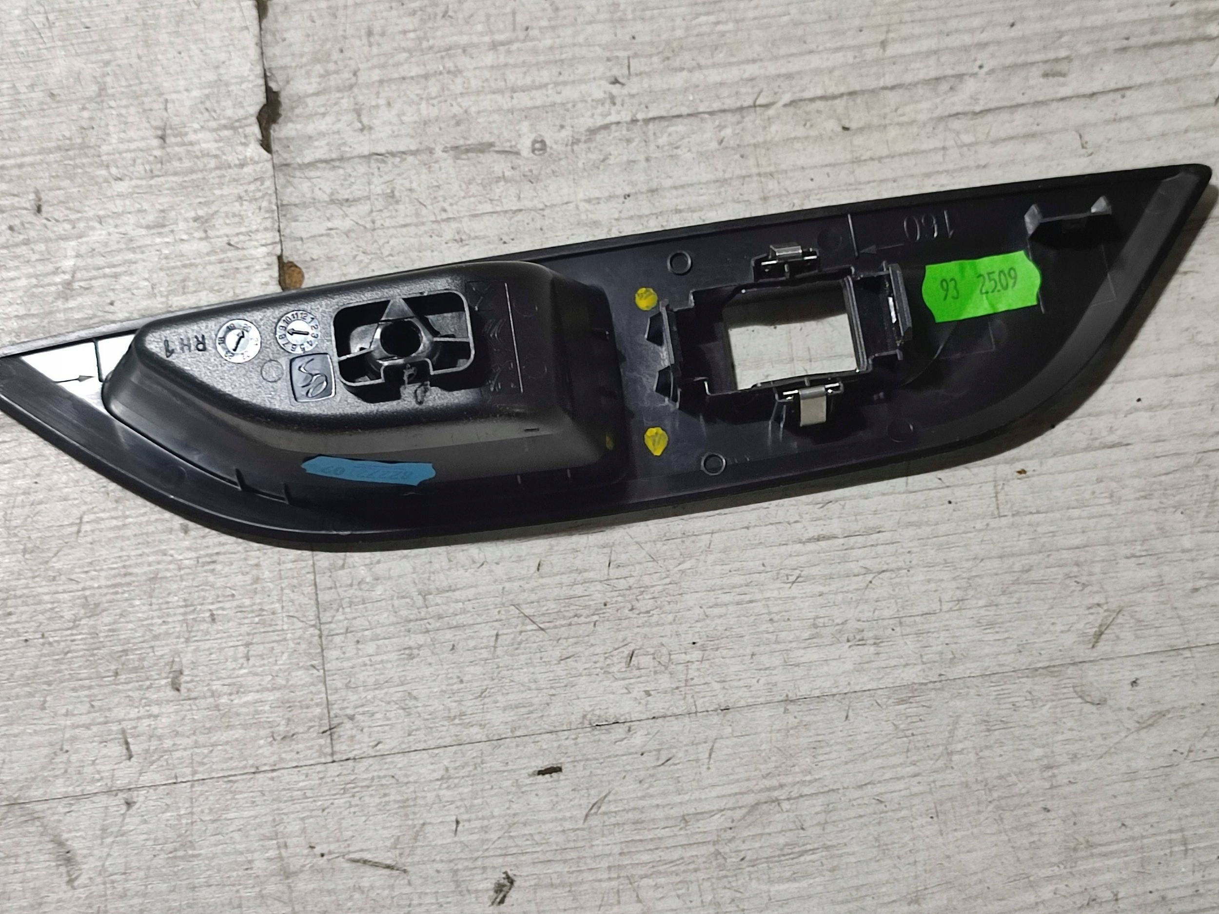 Peugeot 2008 II 2020 rear part side right cover przycisku windows