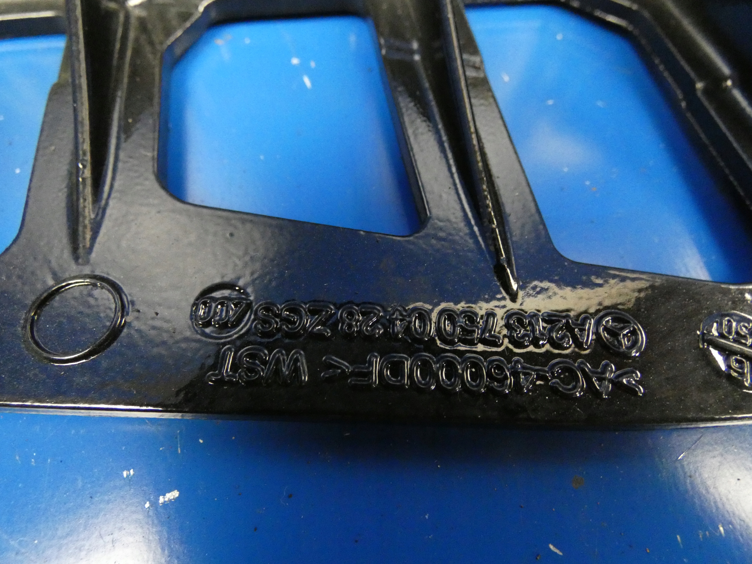 MERCEDES E KLASA W213 holder hinge bonnet right