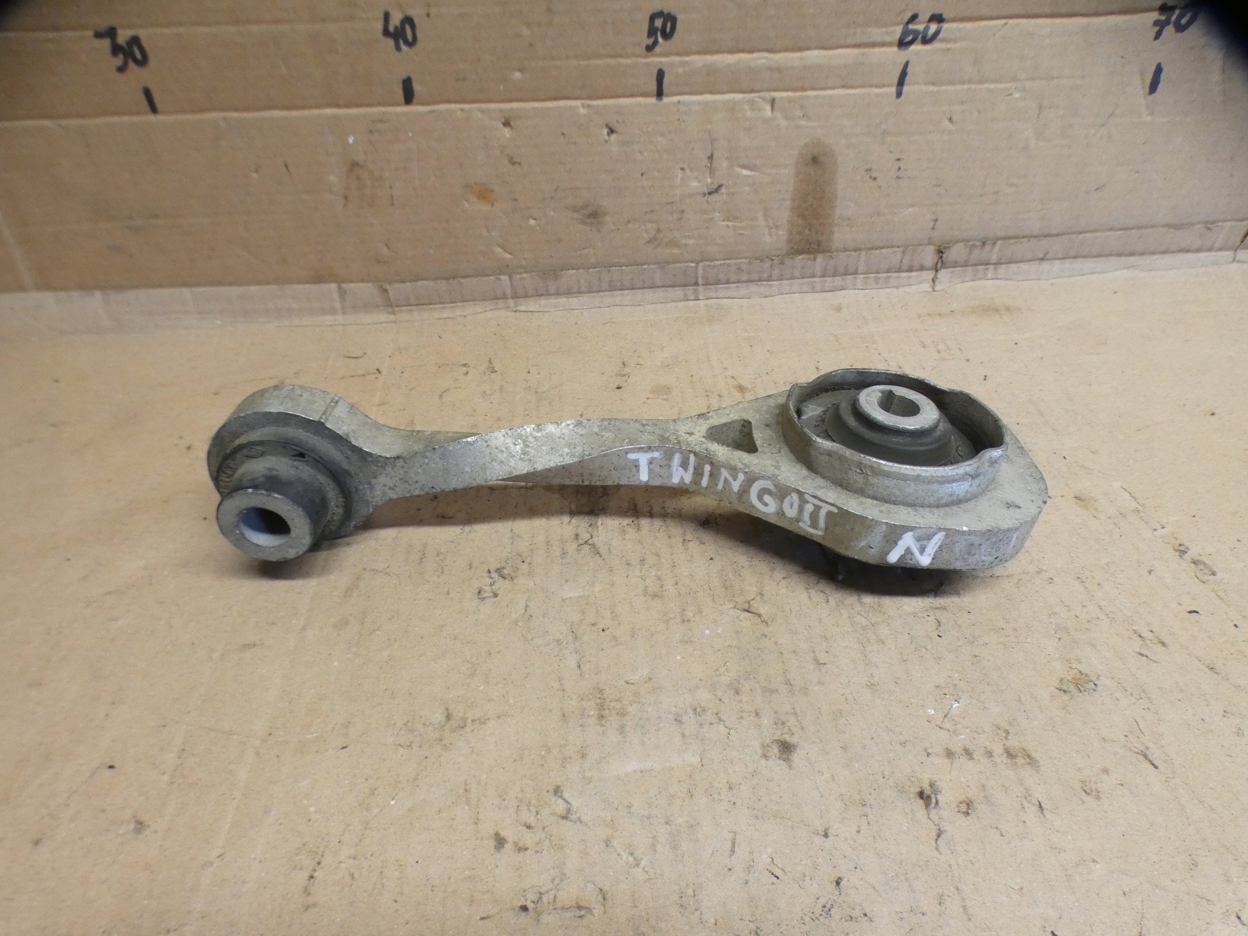 RENAULT TWINGO II 07-14r support engine mount 8200151995B
