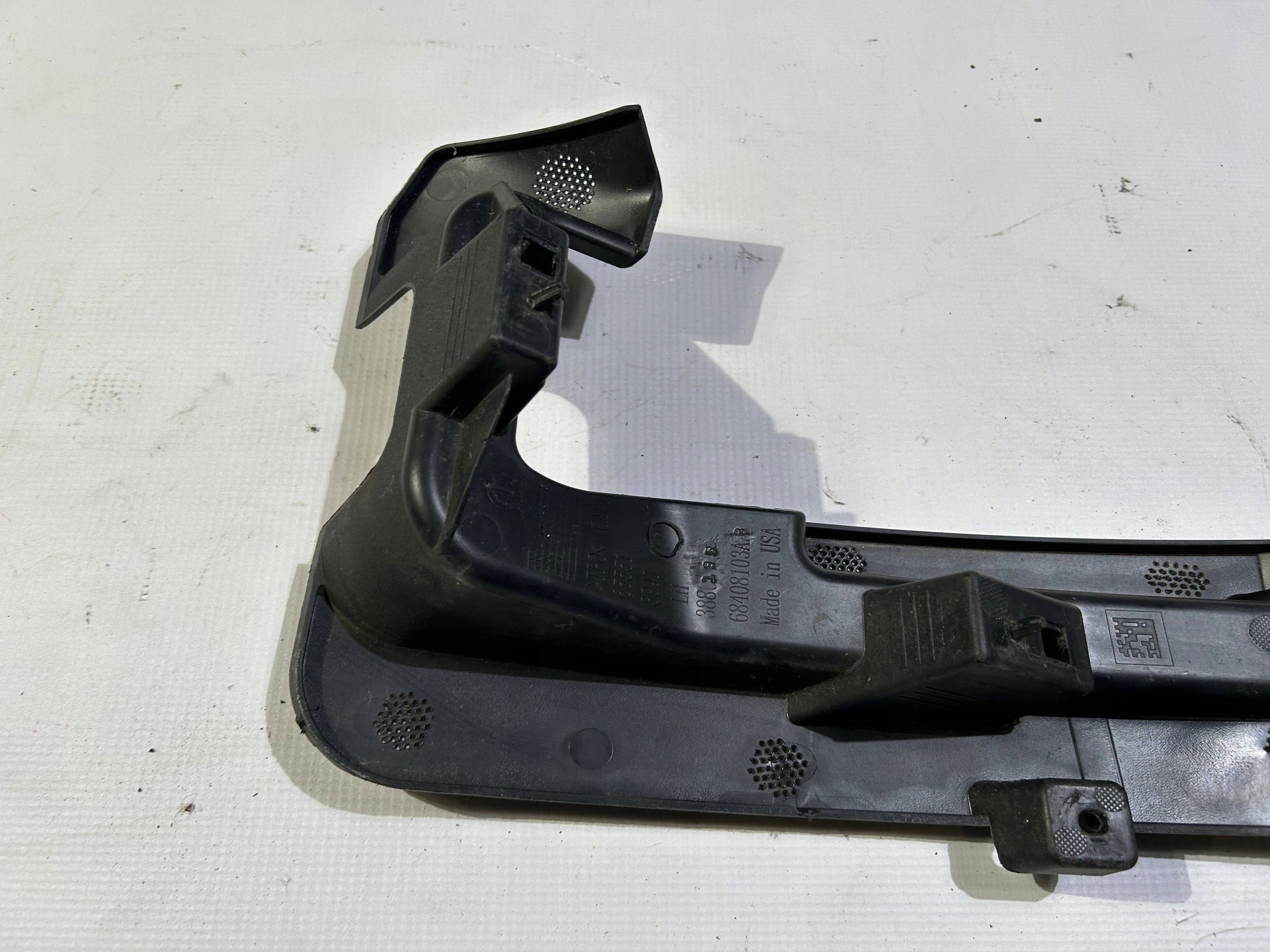 support holder lights of a bumper left front Jeep Grand Cherokee WL 2021