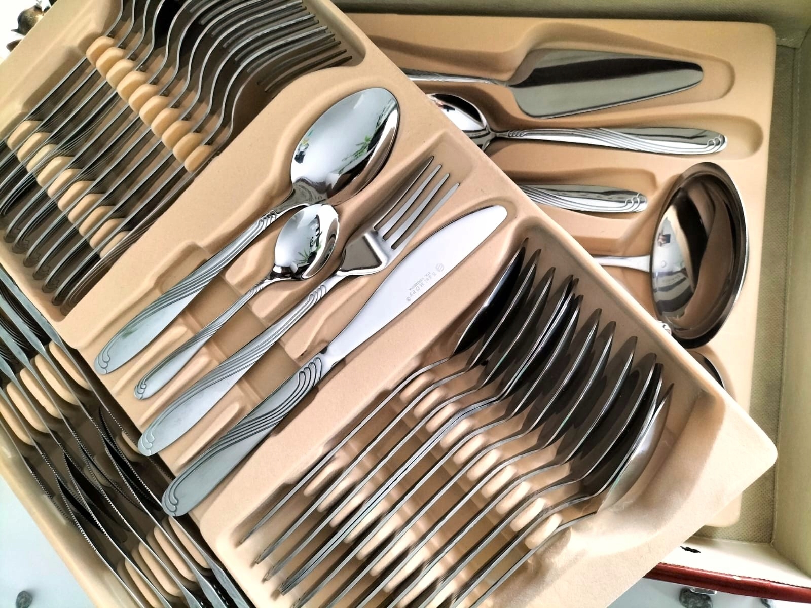 ZESTAW SZTUĆCÓW NA 12 OSÓB SZTUĆCE POŁYSK KOMPLET WALIZKA 72 EL Informacje dodatkowe możliwość mycia w zmywarce