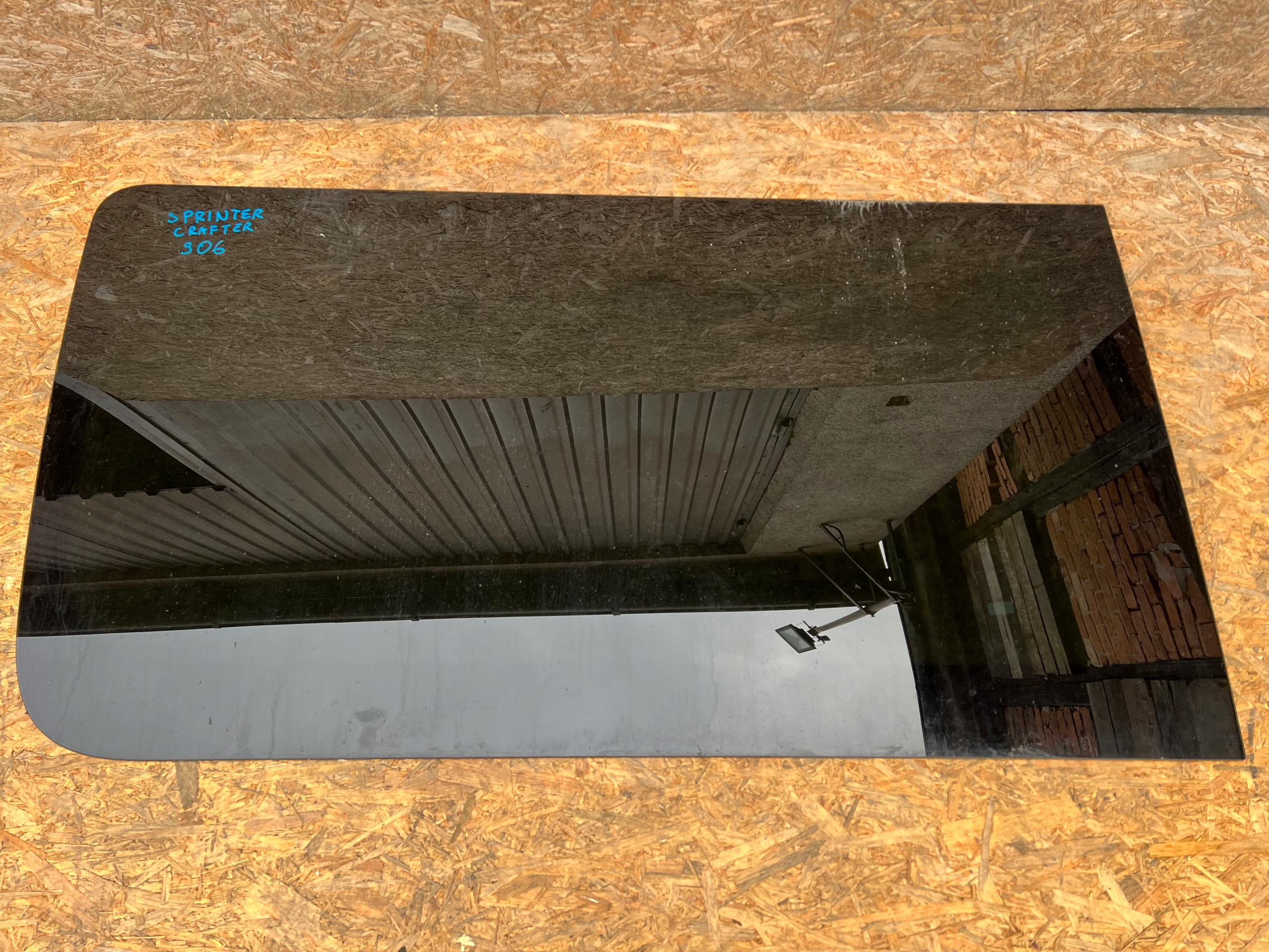 БІЧНЕ СКЛО SPRINTER 906 CRAFTER