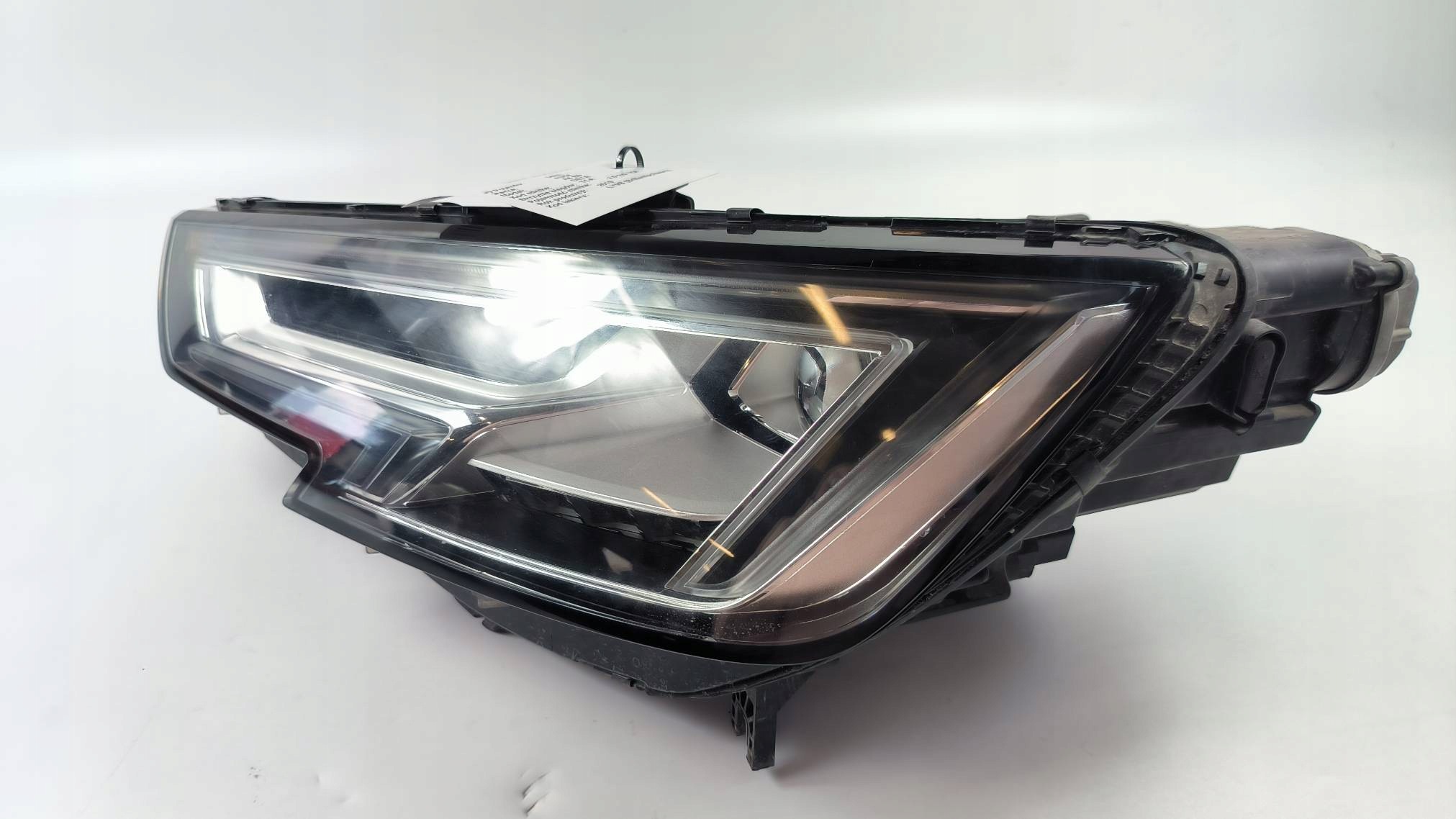 svetlo ľavá predok 8W0941033 AUDI A4 B9