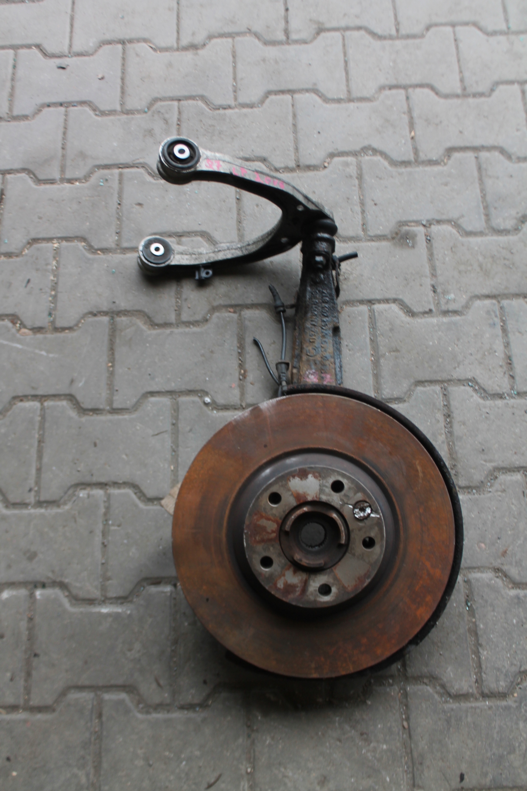 ЦАПФА МАКФЕРСОН ЛІВИЙ AUDI Q7l 3.0 TDI 05-