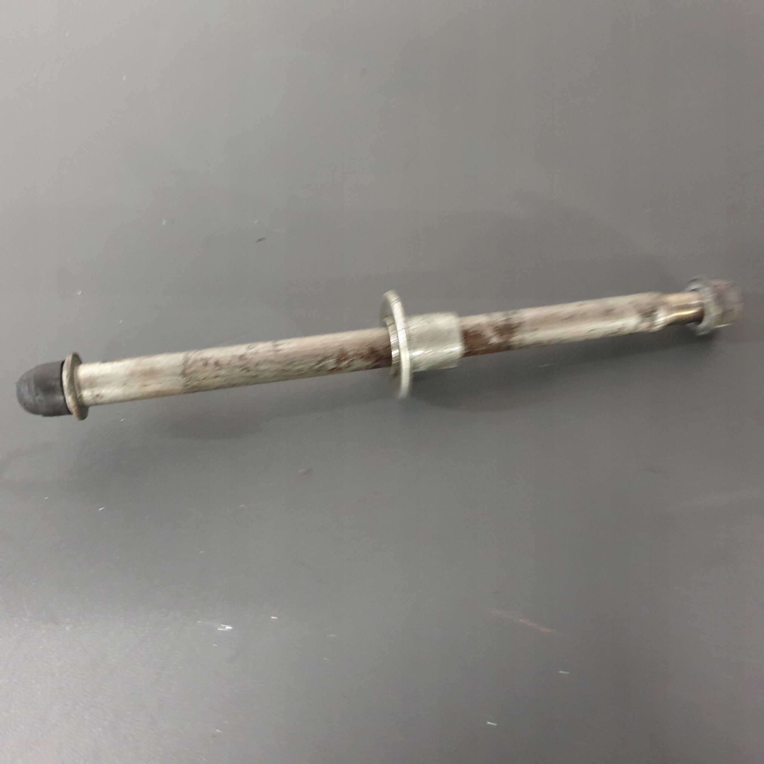 Suzuki GSX 1100 F GSXF 1100 ośka przód