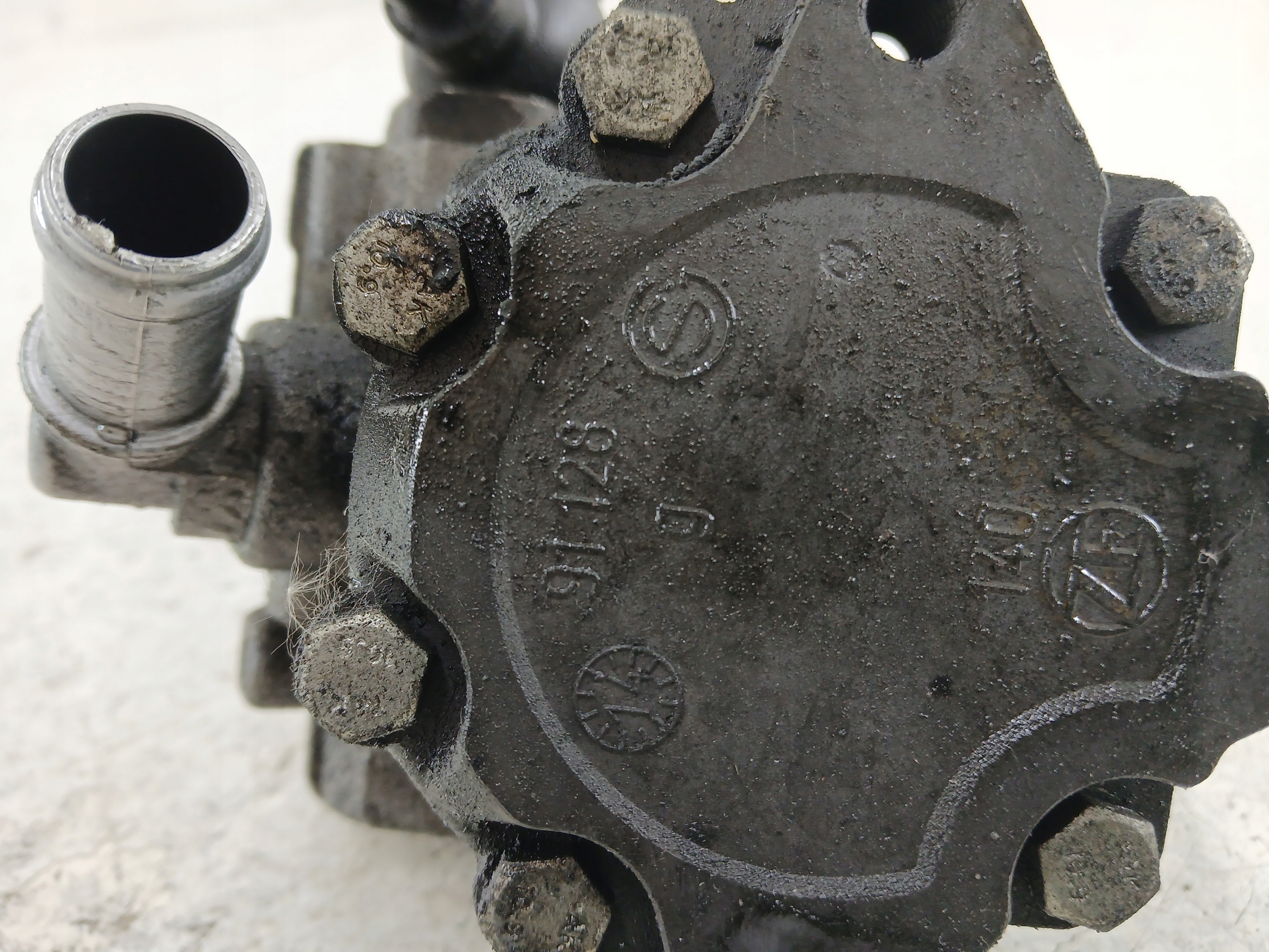 AUDI A4 B6 A4 B7 2.5 TDI servo pump 8E0145156T 131 BAR