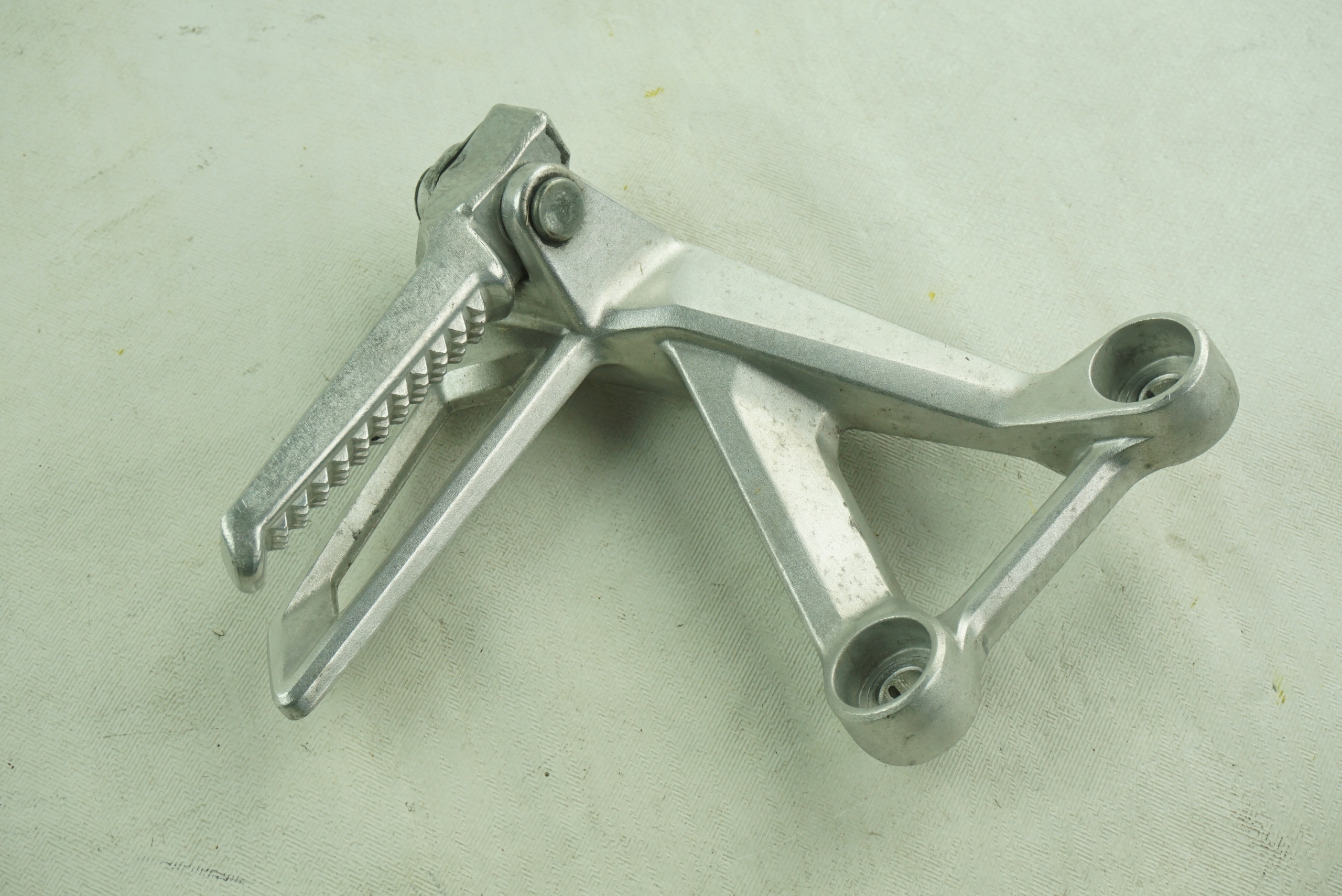 MJW-L1 - ПОДНОЖКА ПАССАЖИРСКАЯ ЛЕВАЯ HONDA CBR 500R 19+