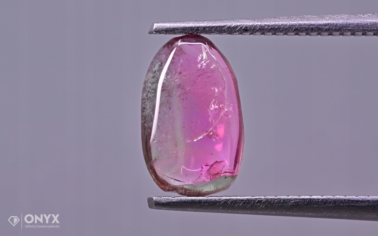 Turmalín konvexní nepravidelná dlažba 8,5x5,5 mm