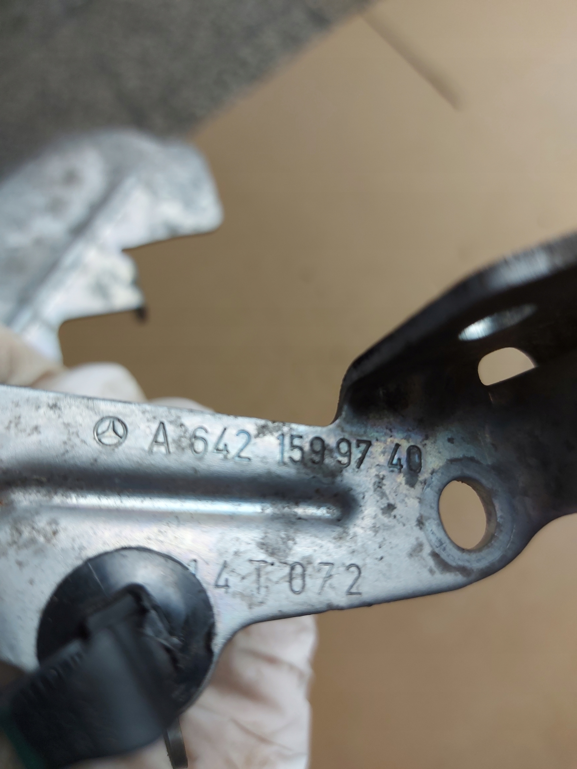 console bracket KOMORY of the engine MERCEDES S W222 OE