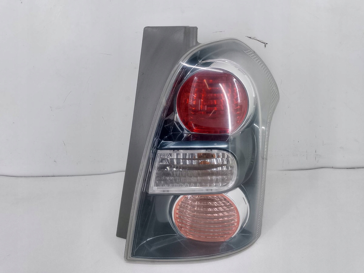 LAMPA TYLNA PRAWA TOYOTA COROLLA VERSO II 2.2 D-4D