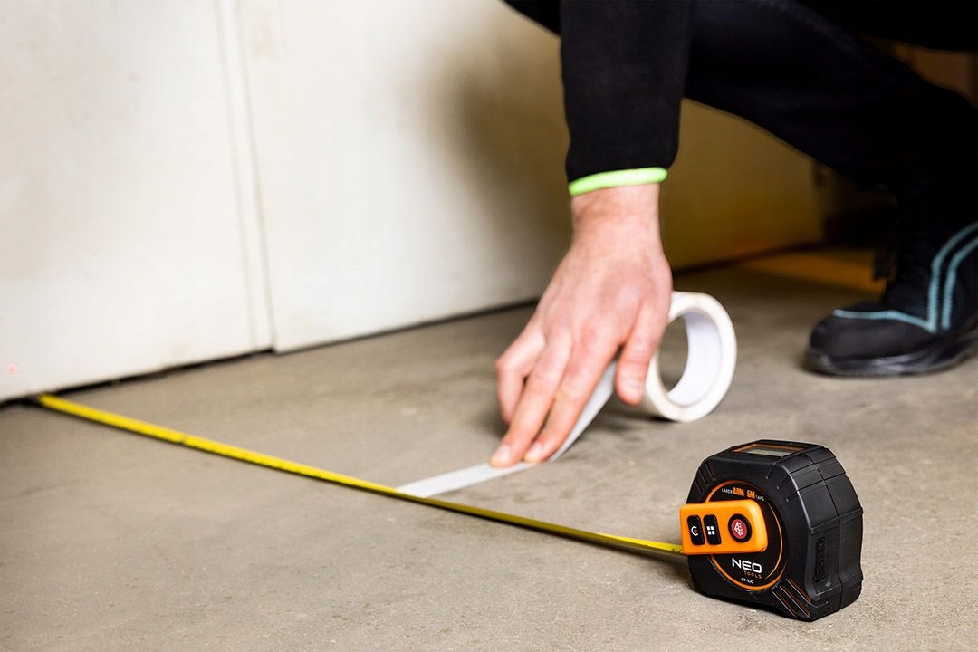 NEO DALMIERZ LASEROWY PODŚWIETLANY CYFROWY Z MIARKĄ ZWIJANĄ 5m 40m Dokładność pomiaru (+/- mm) 2