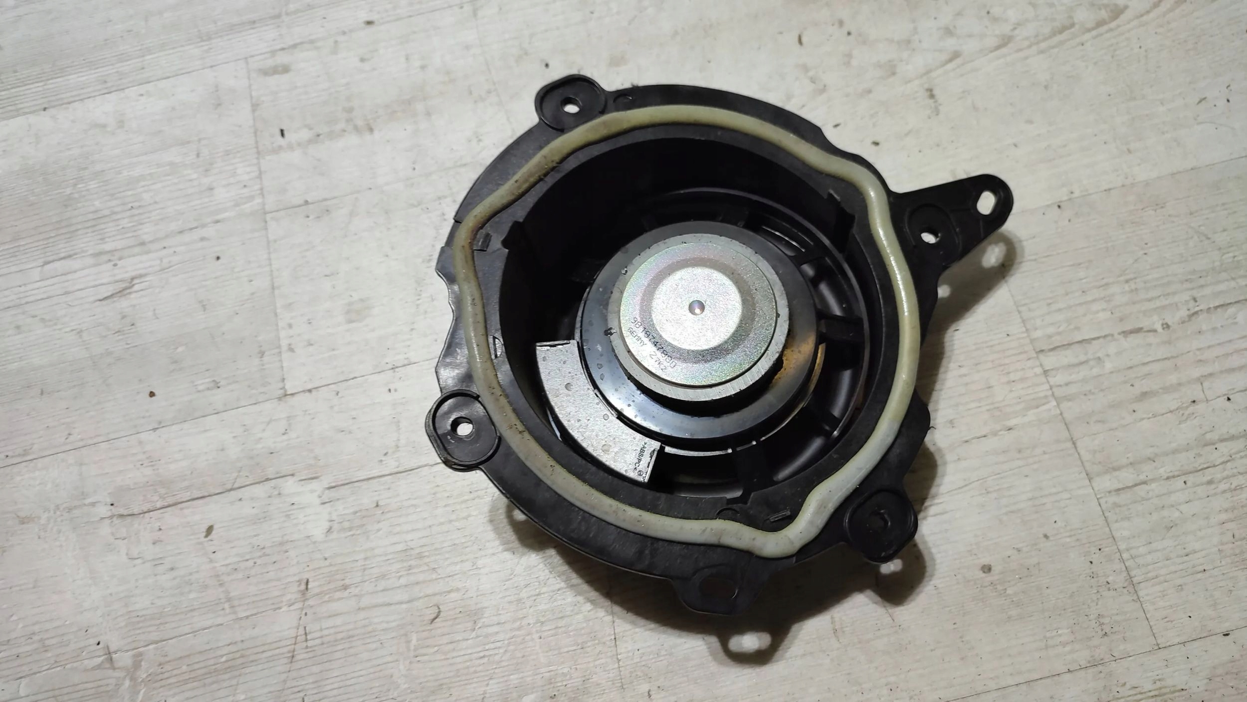 Peugeot 208 II 23r 1.2 front side left speaker