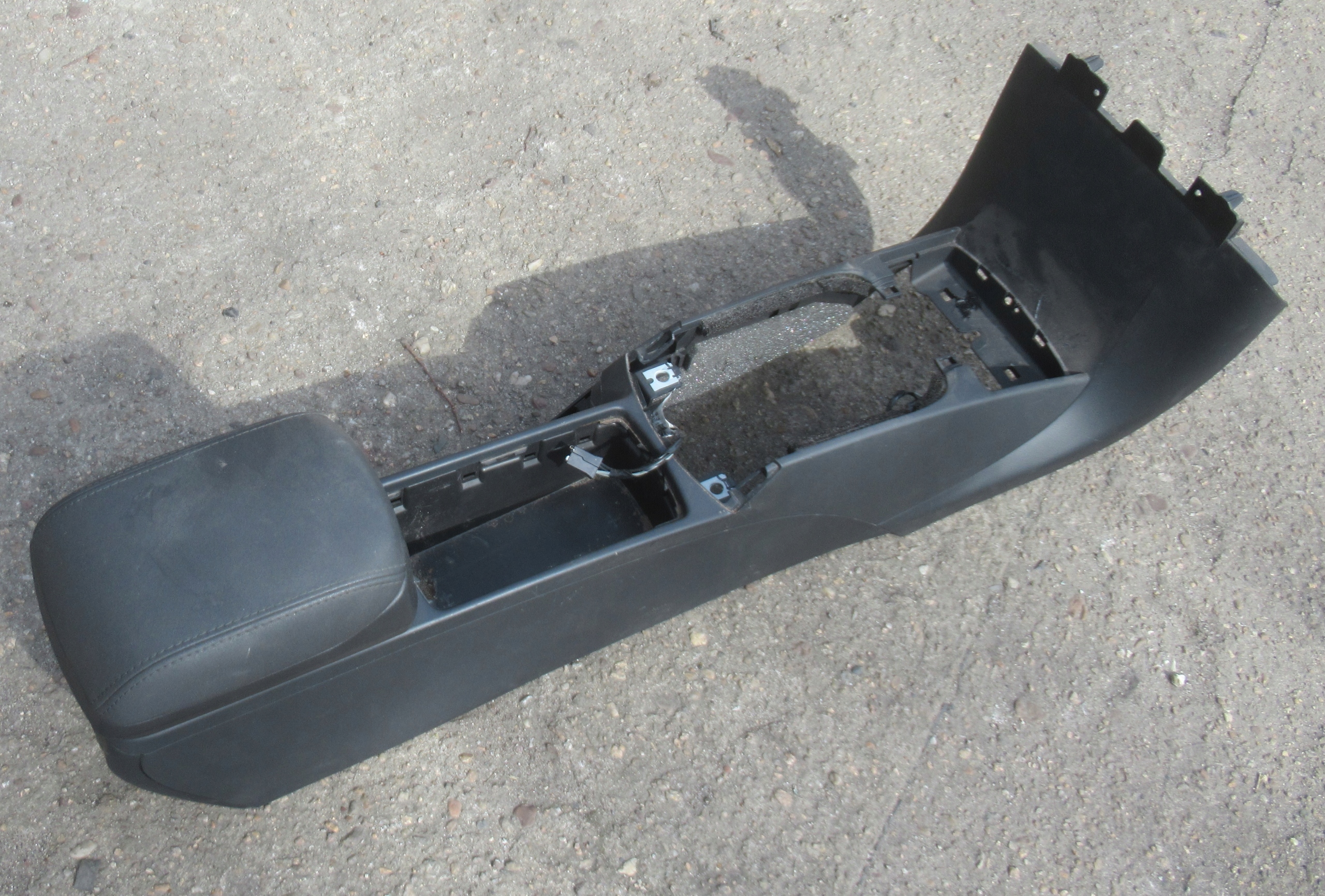 VOLVO V50 2.4 D 06R KOMBI TUNEL central armrest