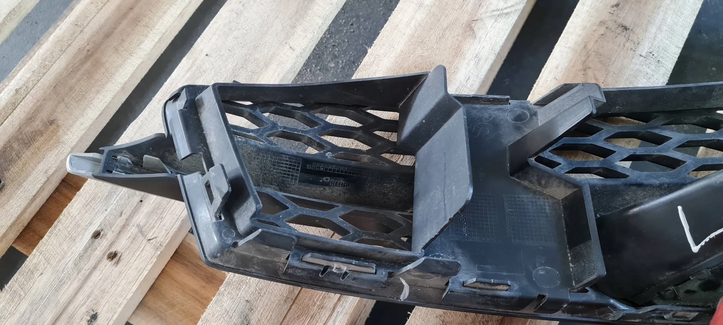 S3 8V sedan A3 grid of a bumper left left front 8V3807681Q