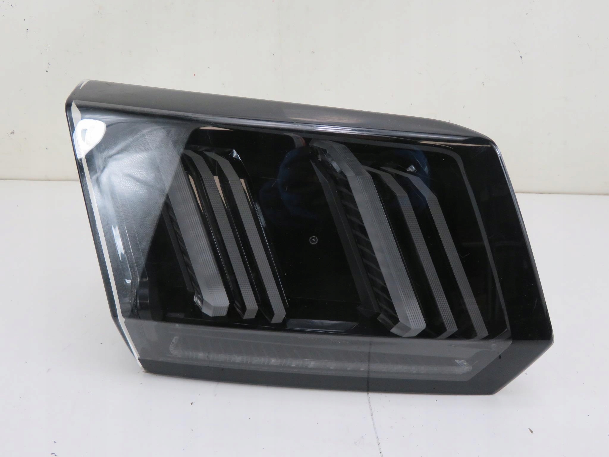 LAMPA LEWA TYLNA KLAPA PEUGEOT 3008 SUV 9836231480