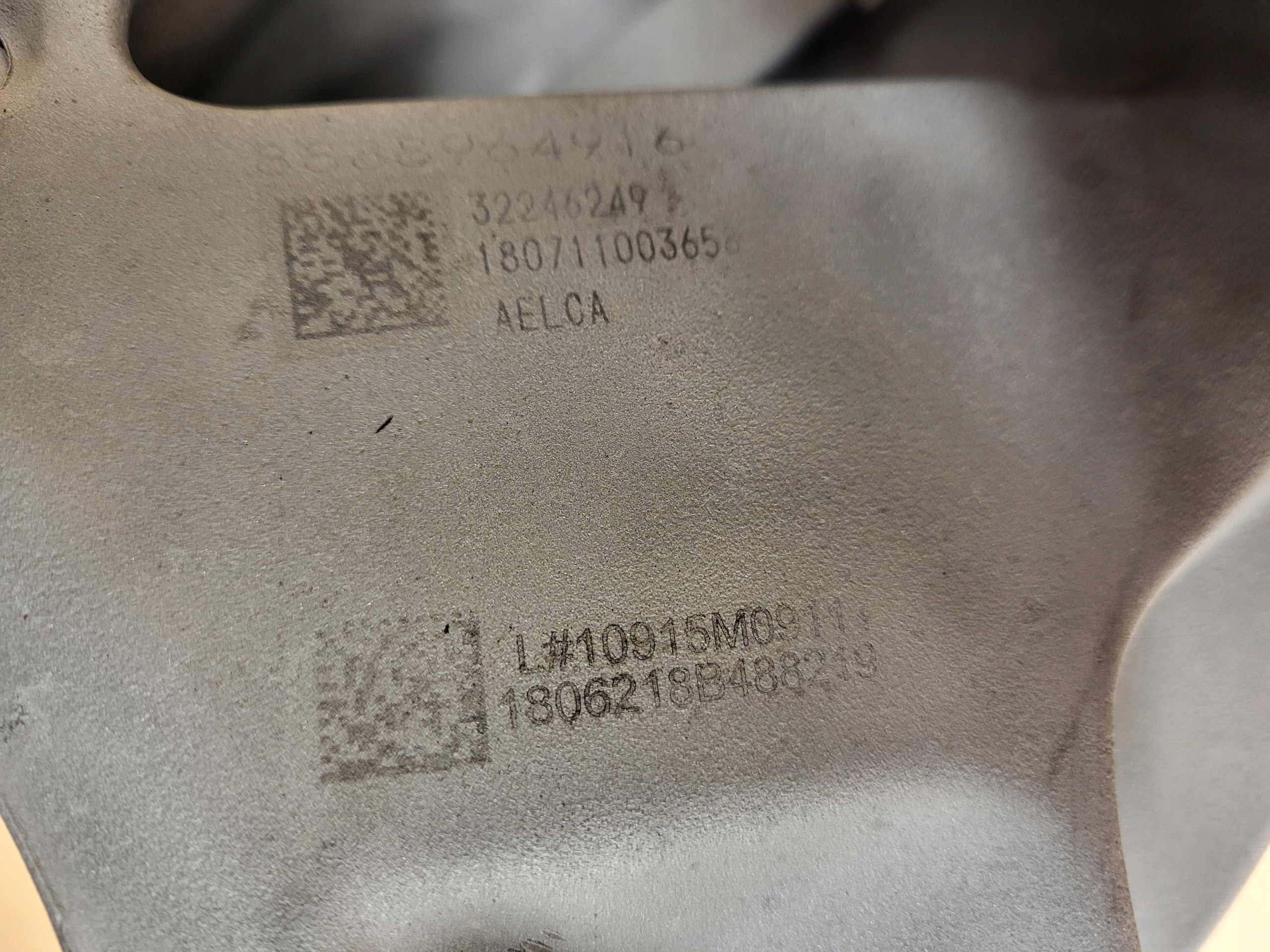 otoč čepu kola levý záď 2WD VOLVO XC40 2017