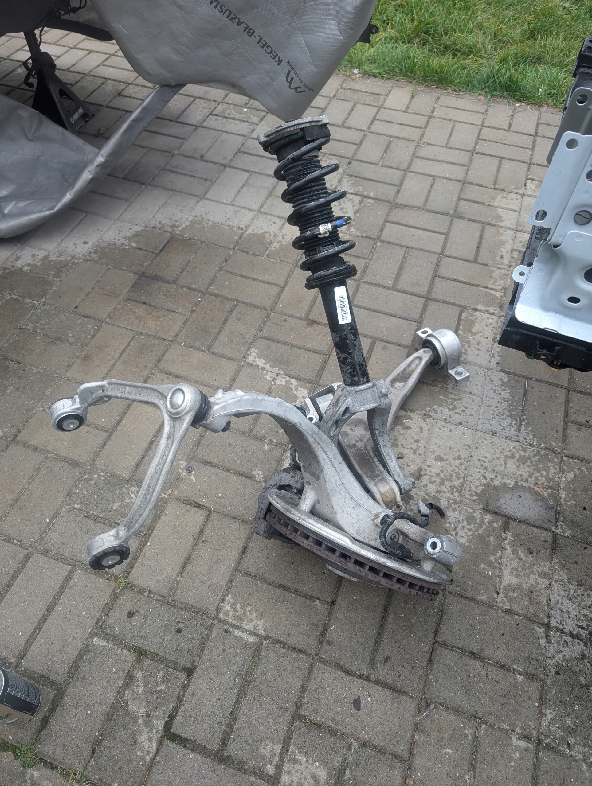 VOLVO S60 III V60 T5 ZAWIESZENIE LEWY PRZÓD ZWROTNICA WAHACZ AMORTYZATOR