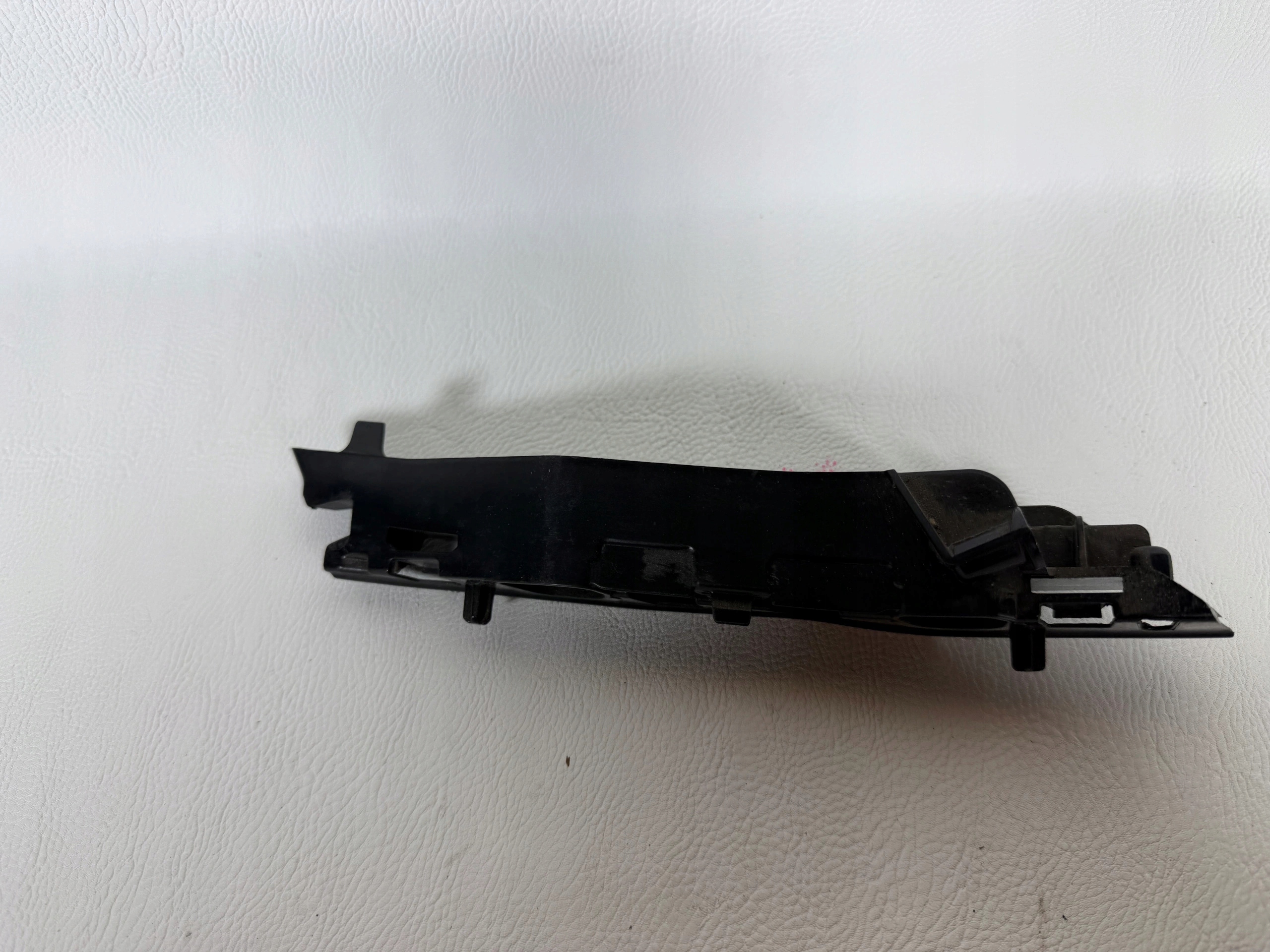 Skoda Scala support holder of a bumper front 657807183A