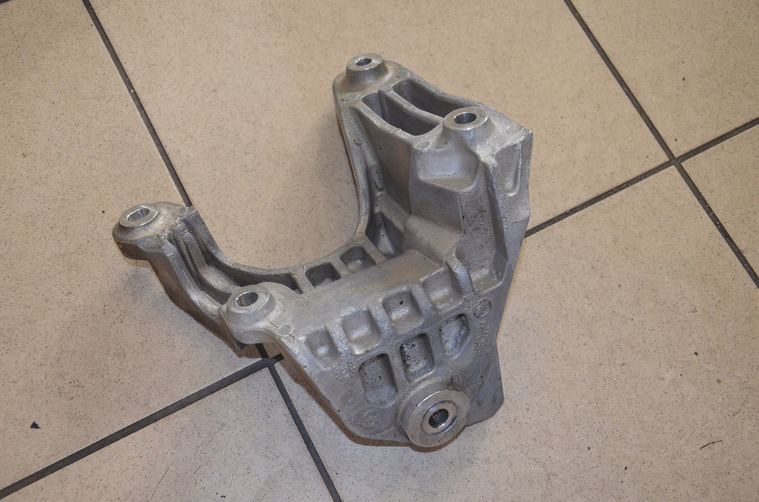 68271533AC - ПОДУШКА ЛАПА КРІПЛЕННЯ ЛІВА WRANGLER JL 2.0 T