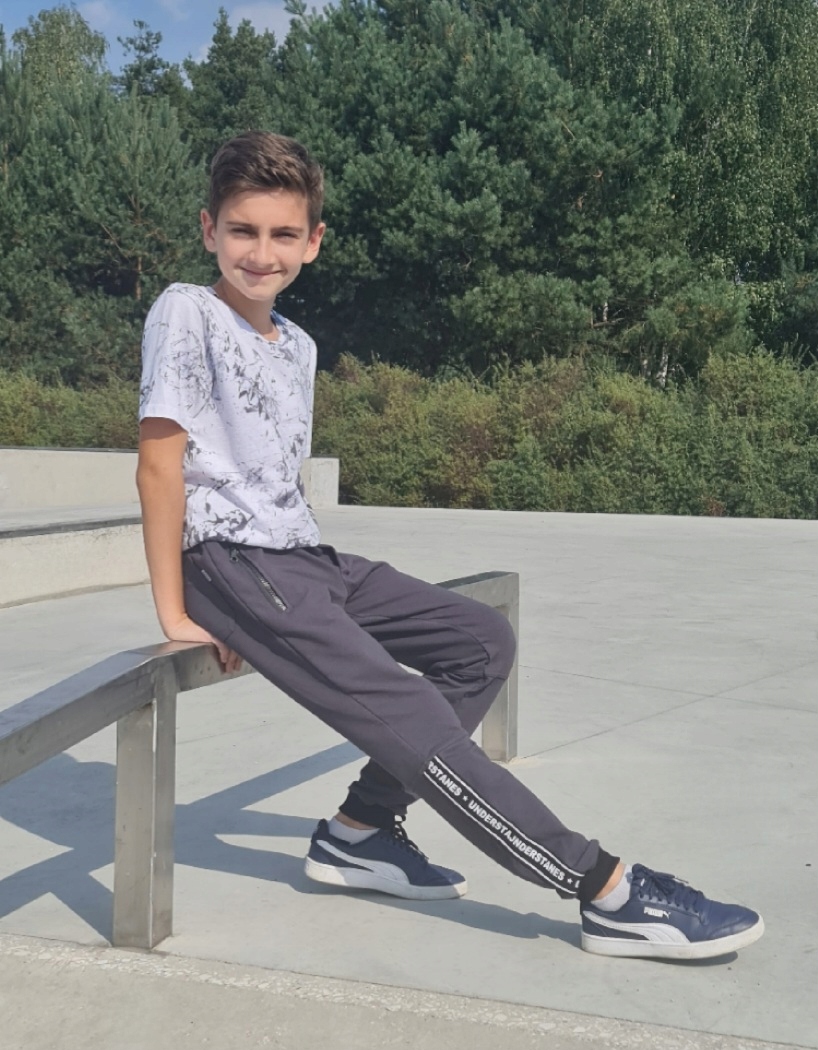 Chłopięce spodnie DRESOWE kieszenie na EKSPRES 116 Fason proste