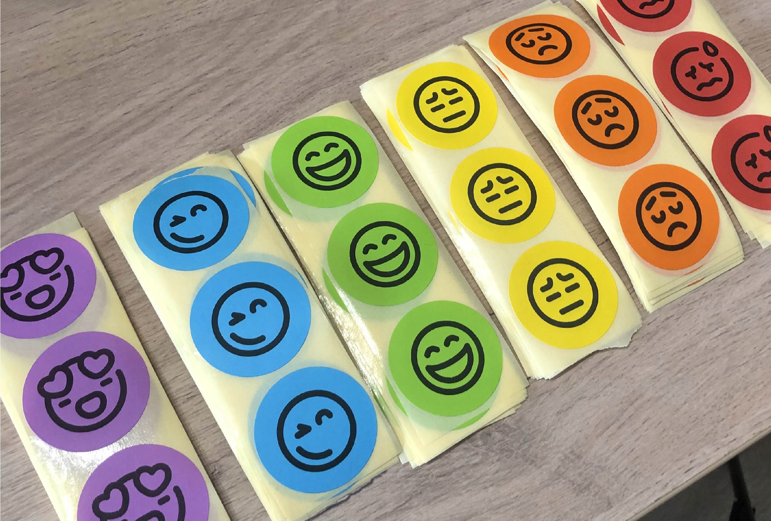 Naklejki Na Rolce Okrągłe 4cm Własny Nadruk x500 Logo Kod QR Napis Etykiety Producent bez marki