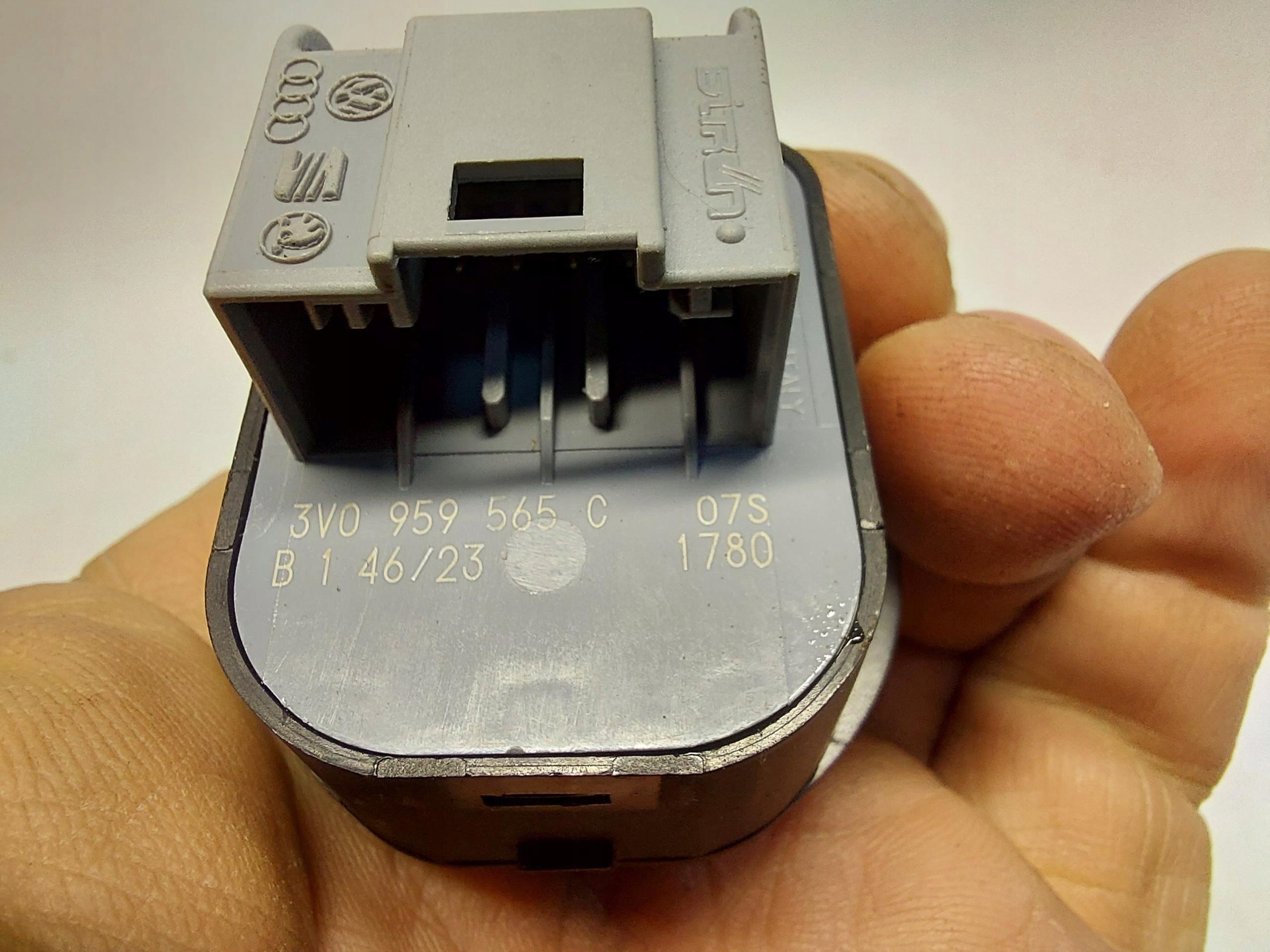 SKODA Enyaq 5LA iV85 mirror control switch 3V0959565C