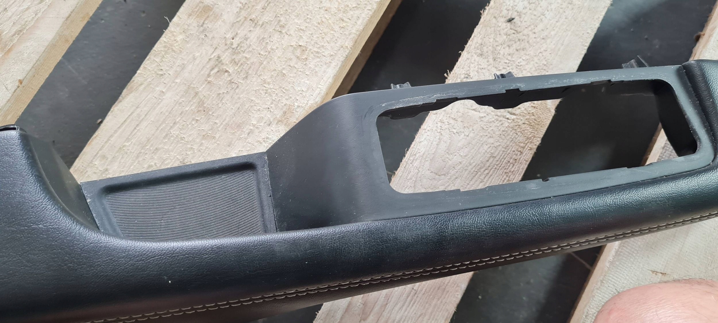 Chrysler Pacifica 2022 armrest frame door BOCZKA left front 3082562