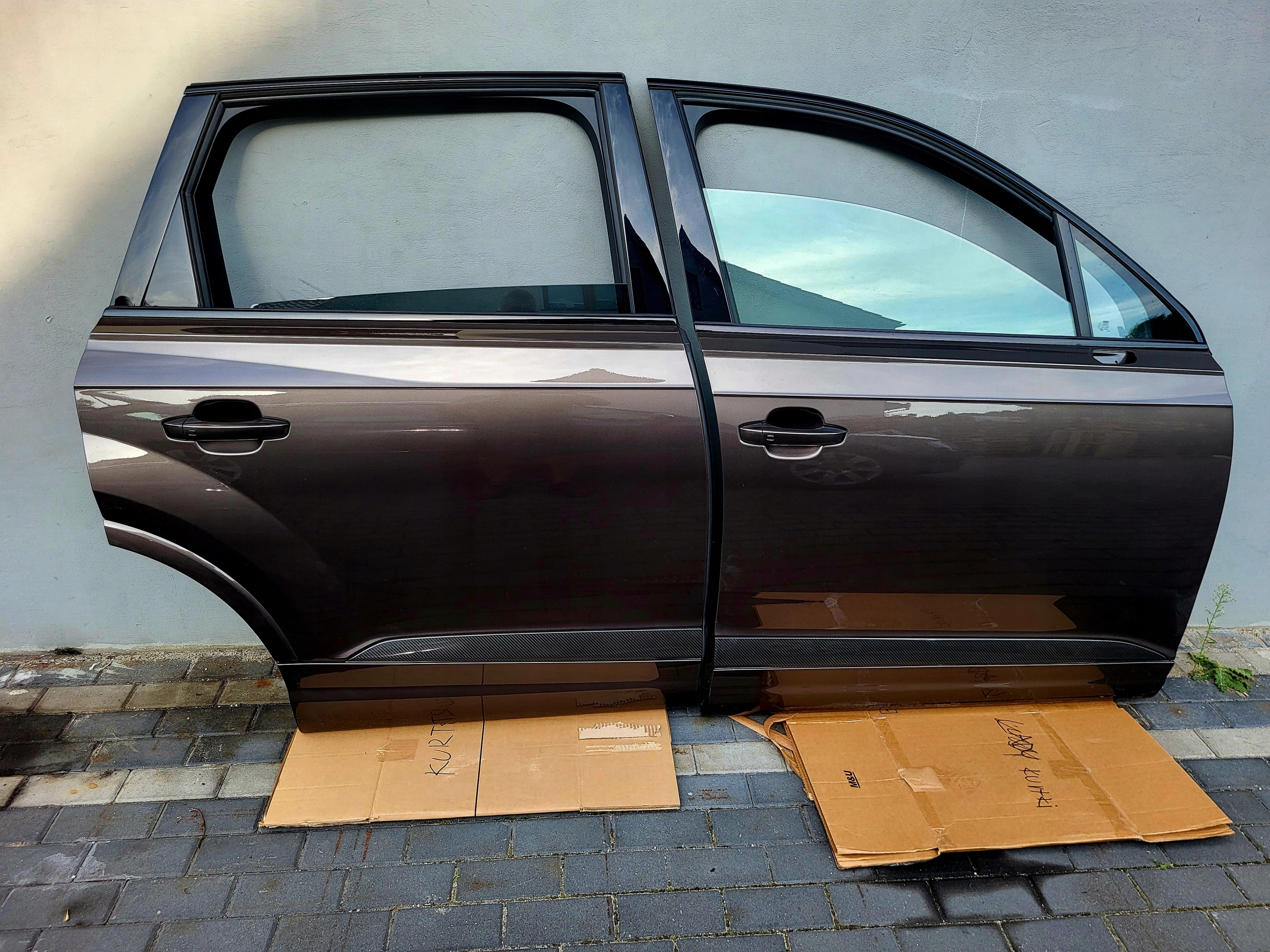 ДВЕРІ ПРАВЕ ЗАДНЄ Q7m ГОЛКИ КОЛІР Ly8s