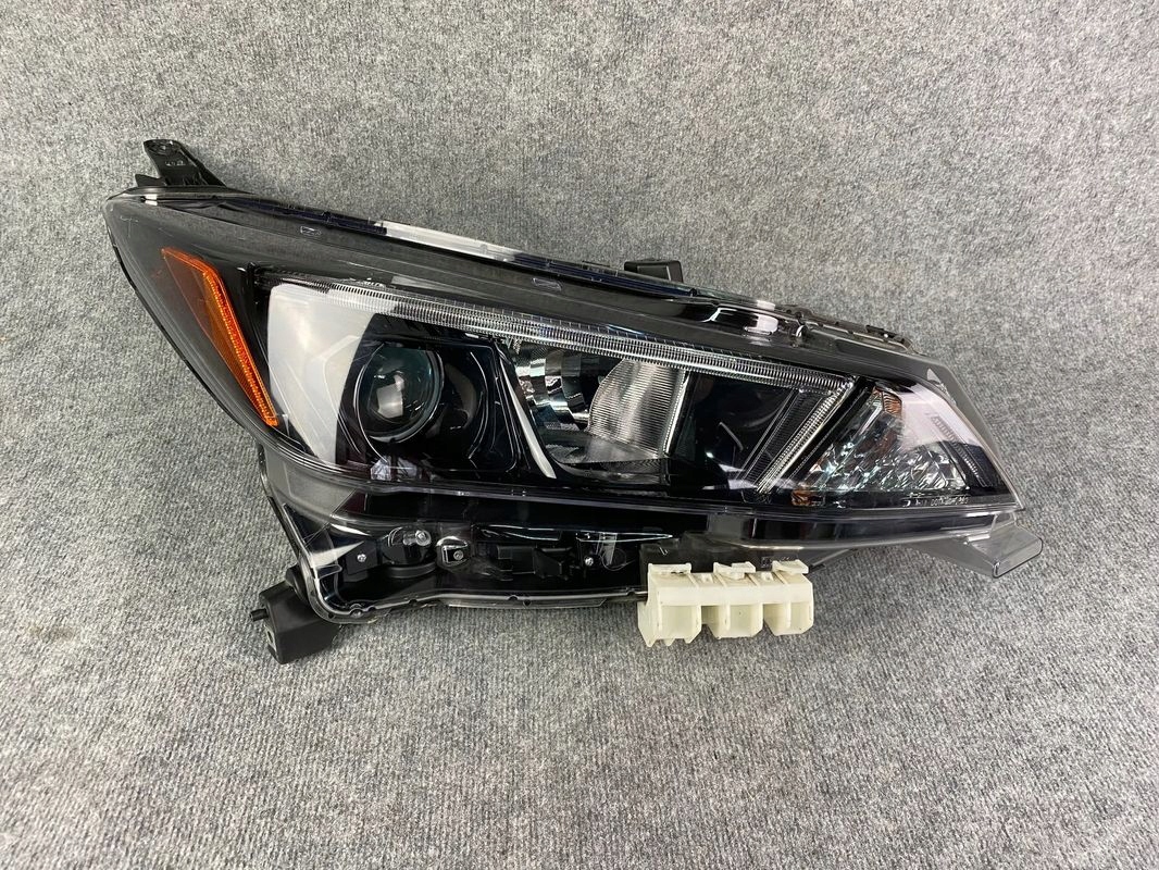 REFLEKTOR LAMPA PRZEDNIA PRAWA - NISSAN LEAF II ZWYKŁA SOCZEWKA LED USA 17- Typ samochodu Samochody osobowe