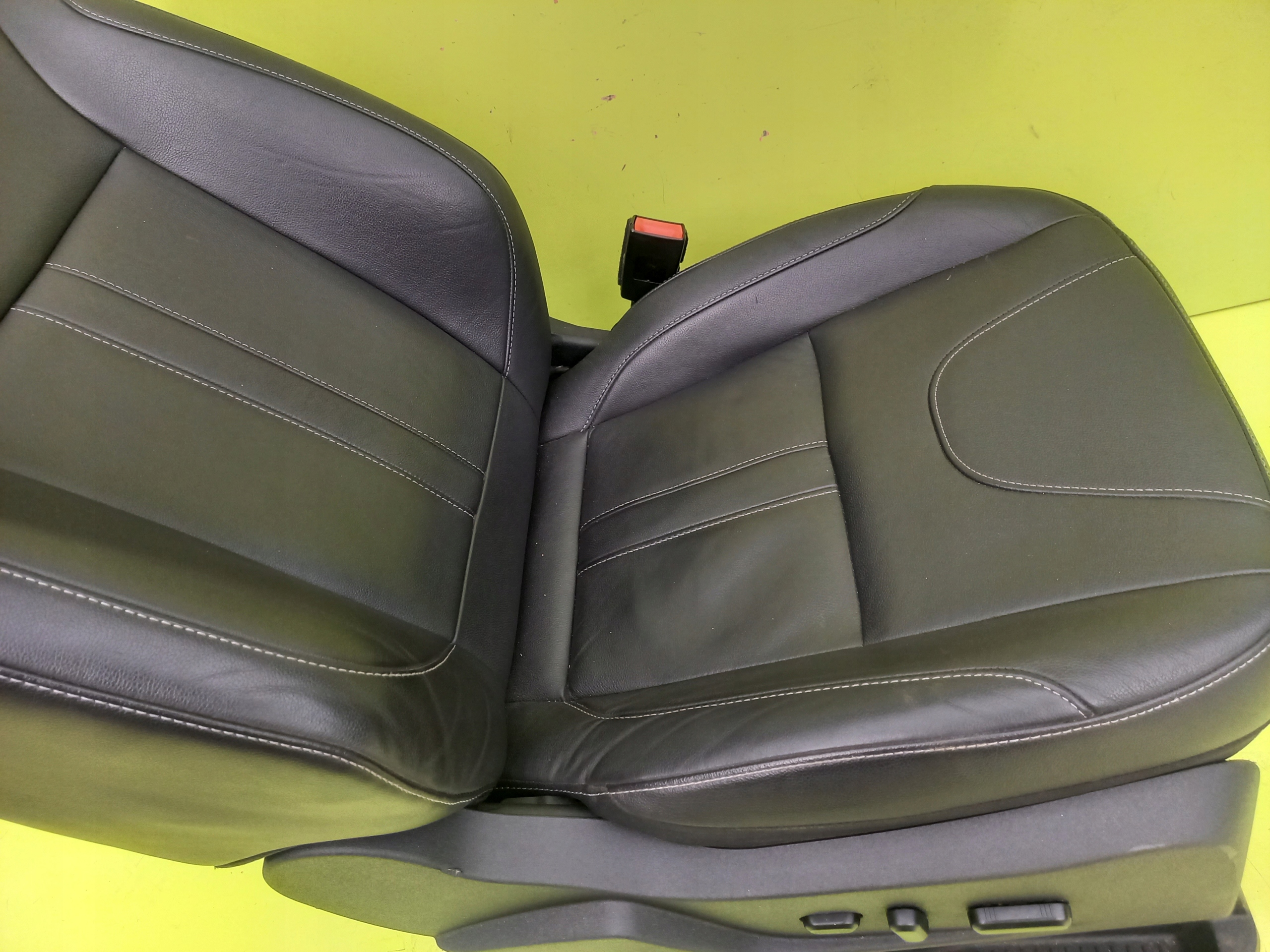 кресло кожа титан правый KUGA MK2