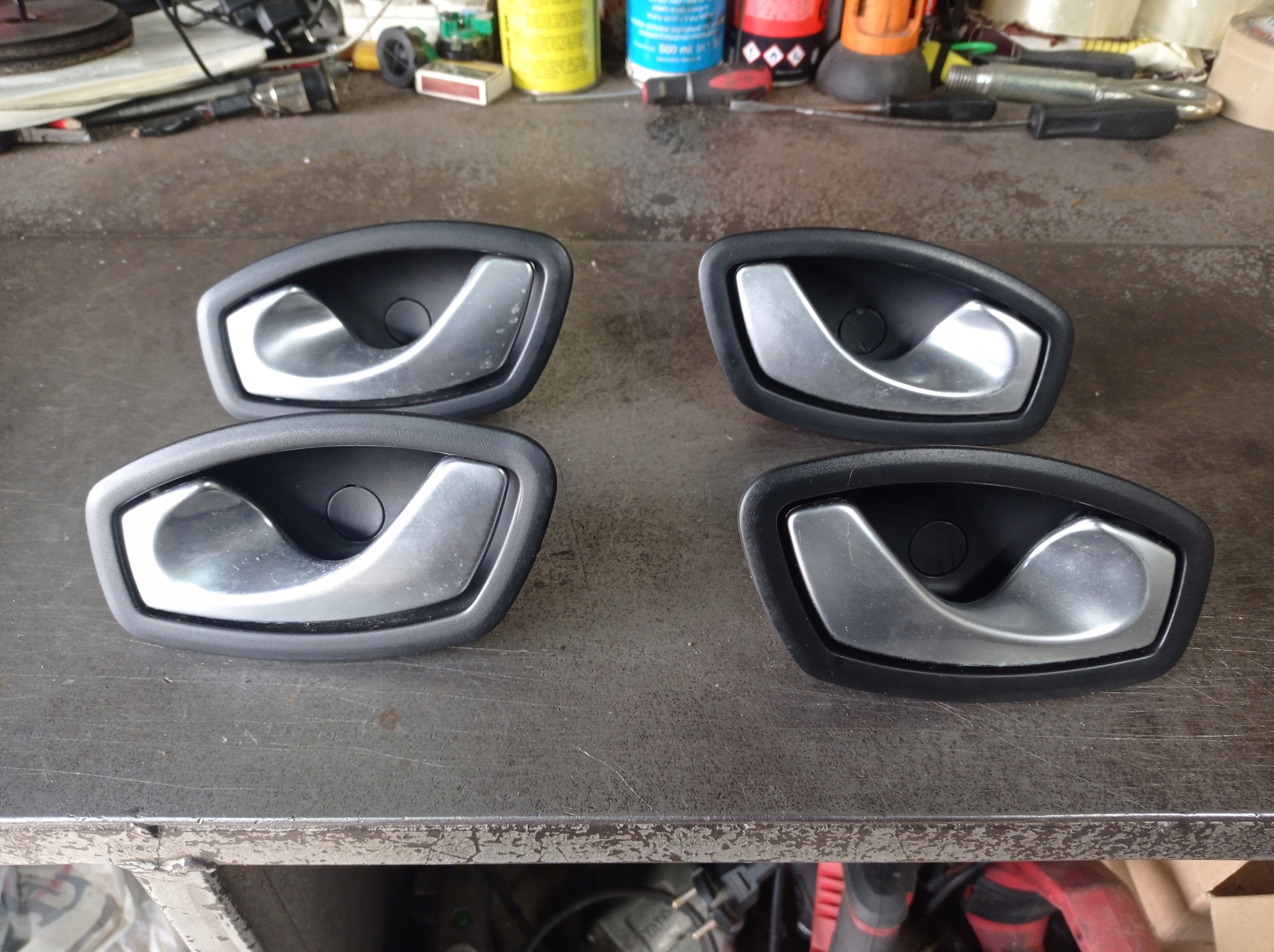 TRAFIC III VIVARO B - KLAMKA WEWNETRZNA LEWA CHROM 806700006R