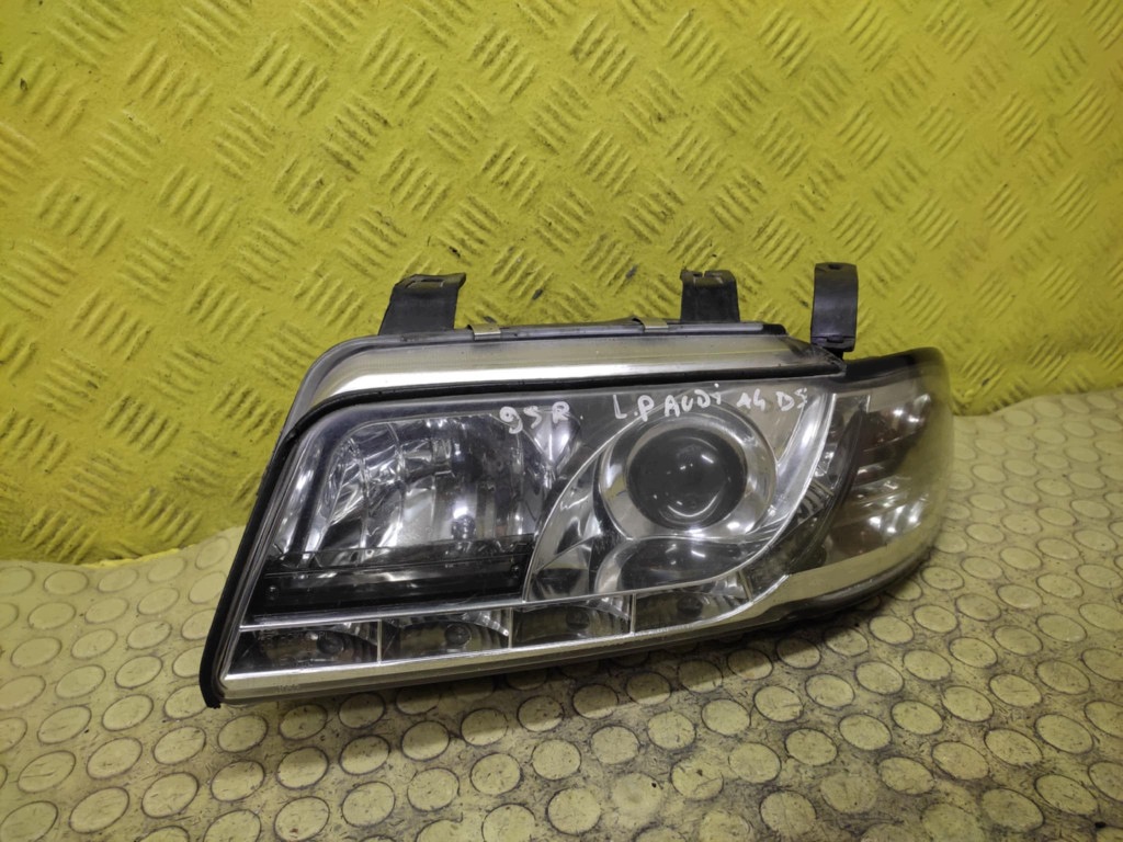 AUDI A4 B5 REFLEKTOR světlo levý předek