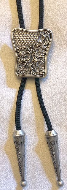 Bolo kravata, postříbřený květinový vzor, syntetická pletenina