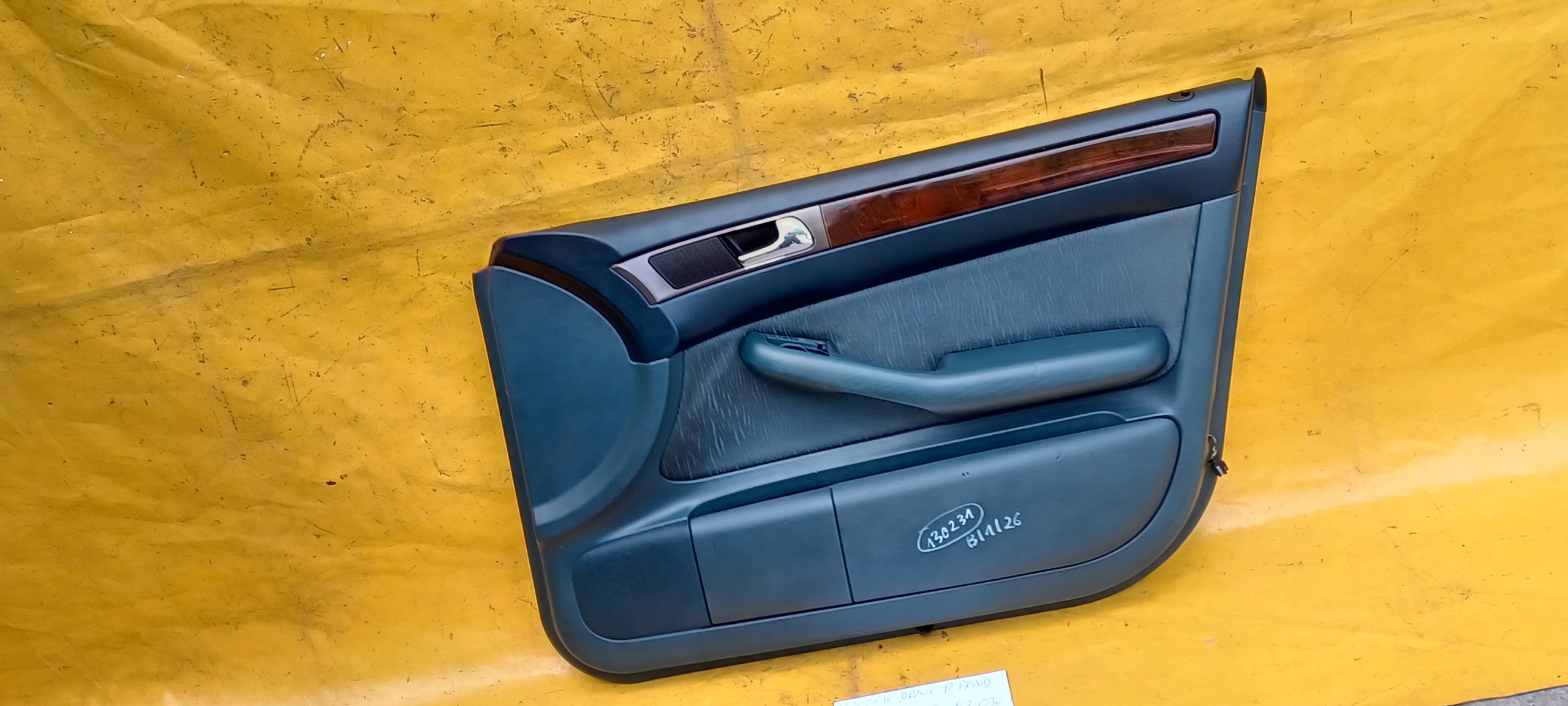 Бекон двери правый передний AUDI A6 C5 4B0971035F