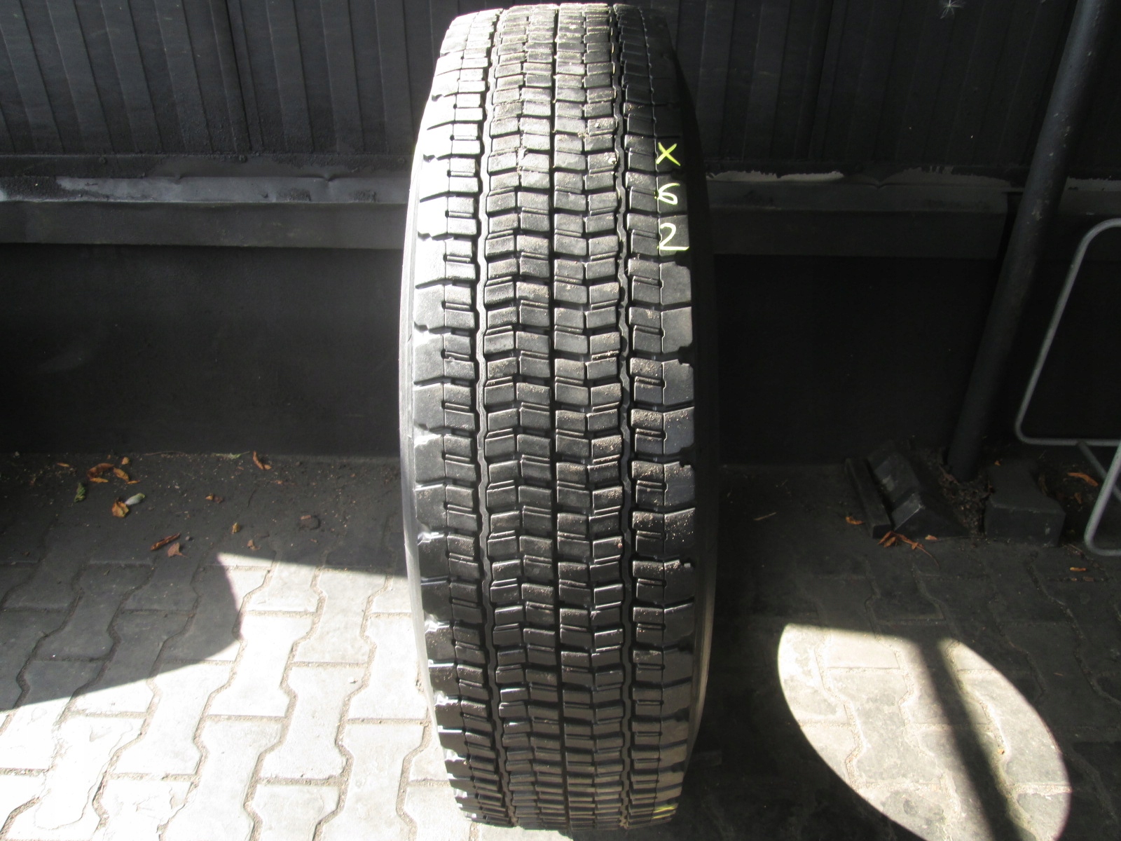 295 / 80R22, 5 Michelin BRIDGESTONE W990 + передняя